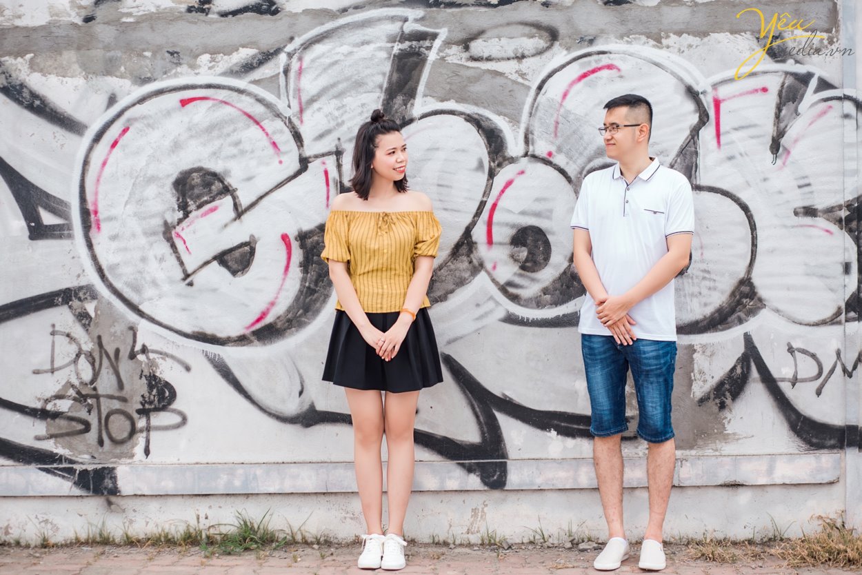 Chụp ảnh cưới ở con đường ven hồ và bến thuyền hồ tây ở Hà Nội được rất nhiều cặp đôi yêu thích. Ở Hồ tây có những góc chụp độc đáo và lãng mạn, đó là con đường lát gạch ven hồ Tây, đó là bến thuyền đầy thơ mộng. Chụp ảnh cưới ở Hồ Tây sẽ mang đến cho các cặp đôi những phút giây hạnh phúc và những bức ảnh vô cùng tuyệt đẹp. Hồ Tây là một trong những hồ rộng lớn và đẹp nhất Hà Nội. Bạn có thể đến với Hồ Tây bằng oto, xe máy, taxi hay xe buyt. Tuy nhiên HongKong Studio khuyên bạn nên đi tới đây bằng xe máy, vì nếu đi bằng oto hoặc taxi, bạn sẽ khó lòng cảm nhận được vẻ mênh mông bát ngát và không khí trong lành ở đây. Đến với Hồ Tây, bạn sẽ bắt gặp rất nhiều góc chụp đẹp bên con đường ven hồ và bến thuyền Hồ Tây. Chúng tuy không sang trọng như những khu nhà biệt thự với kiến trúc độc đáo, chúng cũng không xinh xắn, ngọt ngào như những ngôi nhà gỗ nằm bên giàn hoa tigon mà bạn sẽ bắt gặp khi đi dạo một vòng quanh hồ. Ở con đường ven hồ bên bến thuyền Hồ Tây toát lên vẻ mộc mạc những lại vô cùng quyến rũ. Bạn sẽ không ít hơn một lần tưởng tượng đang đi dưới con đường tình yêu như trong những bộ phim tình cảm Hàn Quốc.