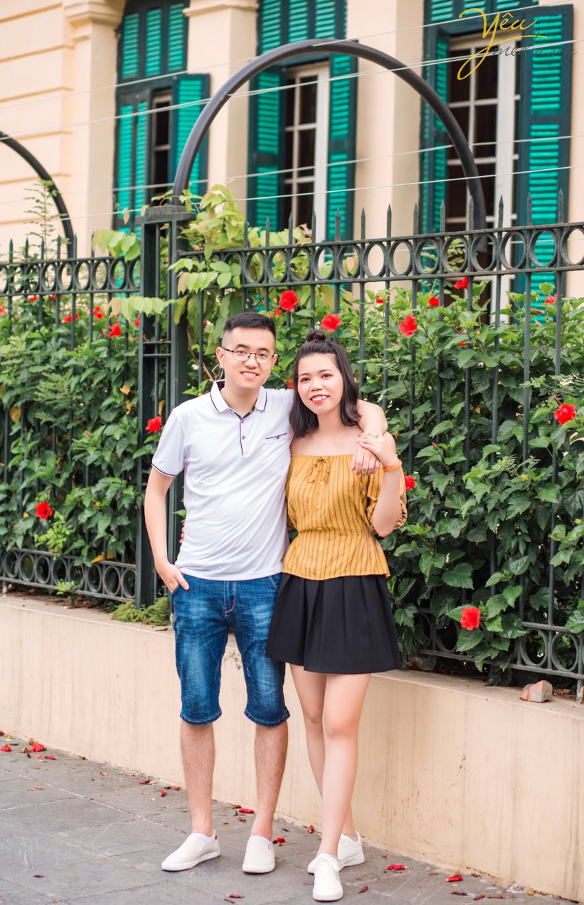 Chụp ảnh cưới ở con đường ven hồ và bến thuyền hồ tây ở Hà Nội được rất nhiều cặp đôi yêu thích. Ở Hồ tây có những góc chụp độc đáo và lãng mạn, đó là con đường lát gạch ven hồ Tây, đó là bến thuyền đầy thơ mộng. Chụp ảnh cưới ở Hồ Tây sẽ mang đến cho các cặp đôi những phút giây hạnh phúc và những bức ảnh vô cùng tuyệt đẹp. Hồ Tây là một trong những hồ rộng lớn và đẹp nhất Hà Nội. Bạn có thể đến với Hồ Tây bằng oto, xe máy, taxi hay xe buyt. Tuy nhiên HongKong Studio khuyên bạn nên đi tới đây bằng xe máy, vì nếu đi bằng oto hoặc taxi, bạn sẽ khó lòng cảm nhận được vẻ mênh mông bát ngát và không khí trong lành ở đây. Đến với Hồ Tây, bạn sẽ bắt gặp rất nhiều góc chụp đẹp bên con đường ven hồ và bến thuyền Hồ Tây. Chúng tuy không sang trọng như những khu nhà biệt thự với kiến trúc độc đáo, chúng cũng không xinh xắn, ngọt ngào như những ngôi nhà gỗ nằm bên giàn hoa tigon mà bạn sẽ bắt gặp khi đi dạo một vòng quanh hồ. Ở con đường ven hồ bên bến thuyền Hồ Tây toát lên vẻ mộc mạc những lại vô cùng quyến rũ. Bạn sẽ không ít hơn một lần tưởng tượng đang đi dưới con đường tình yêu như trong những bộ phim tình cảm Hàn Quốc.