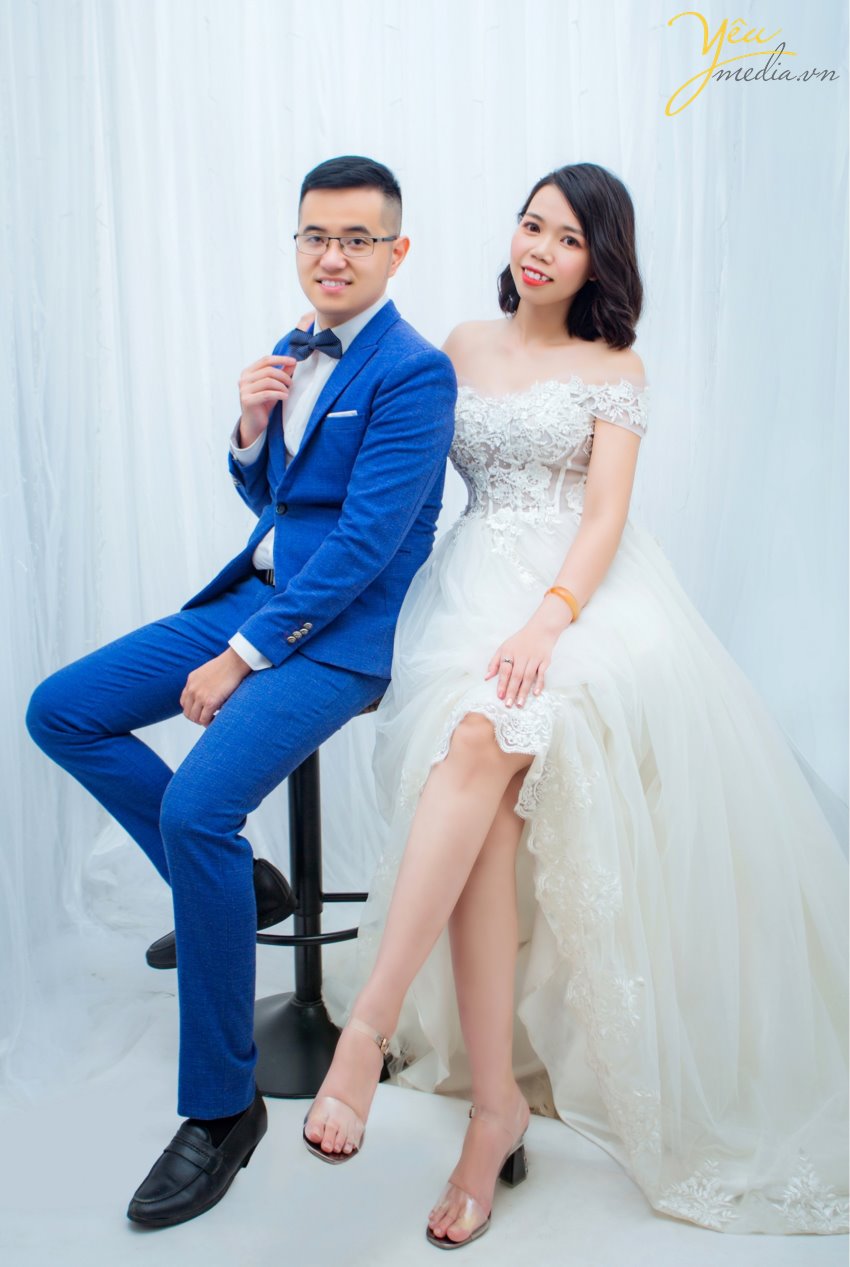 Chụp ảnh cưới ở con đường ven hồ và bến thuyền hồ tây ở Hà Nội được rất nhiều cặp đôi yêu thích. Ở Hồ tây có những góc chụp độc đáo và lãng mạn, đó là con đường lát gạch ven hồ Tây, đó là bến thuyền đầy thơ mộng. Chụp ảnh cưới ở Hồ Tây sẽ mang đến cho các cặp đôi những phút giây hạnh phúc và những bức ảnh vô cùng tuyệt đẹp. Hồ Tây là một trong những hồ rộng lớn và đẹp nhất Hà Nội. Bạn có thể đến với Hồ Tây bằng oto, xe máy, taxi hay xe buyt. Tuy nhiên HongKong Studio khuyên bạn nên đi tới đây bằng xe máy, vì nếu đi bằng oto hoặc taxi, bạn sẽ khó lòng cảm nhận được vẻ mênh mông bát ngát và không khí trong lành ở đây. Đến với Hồ Tây, bạn sẽ bắt gặp rất nhiều góc chụp đẹp bên con đường ven hồ và bến thuyền Hồ Tây. Chúng tuy không sang trọng như những khu nhà biệt thự với kiến trúc độc đáo, chúng cũng không xinh xắn, ngọt ngào như những ngôi nhà gỗ nằm bên giàn hoa tigon mà bạn sẽ bắt gặp khi đi dạo một vòng quanh hồ. Ở con đường ven hồ bên bến thuyền Hồ Tây toát lên vẻ mộc mạc những lại vô cùng quyến rũ. Bạn sẽ không ít hơn một lần tưởng tượng đang đi dưới con đường tình yêu như trong những bộ phim tình cảm Hàn Quốc.