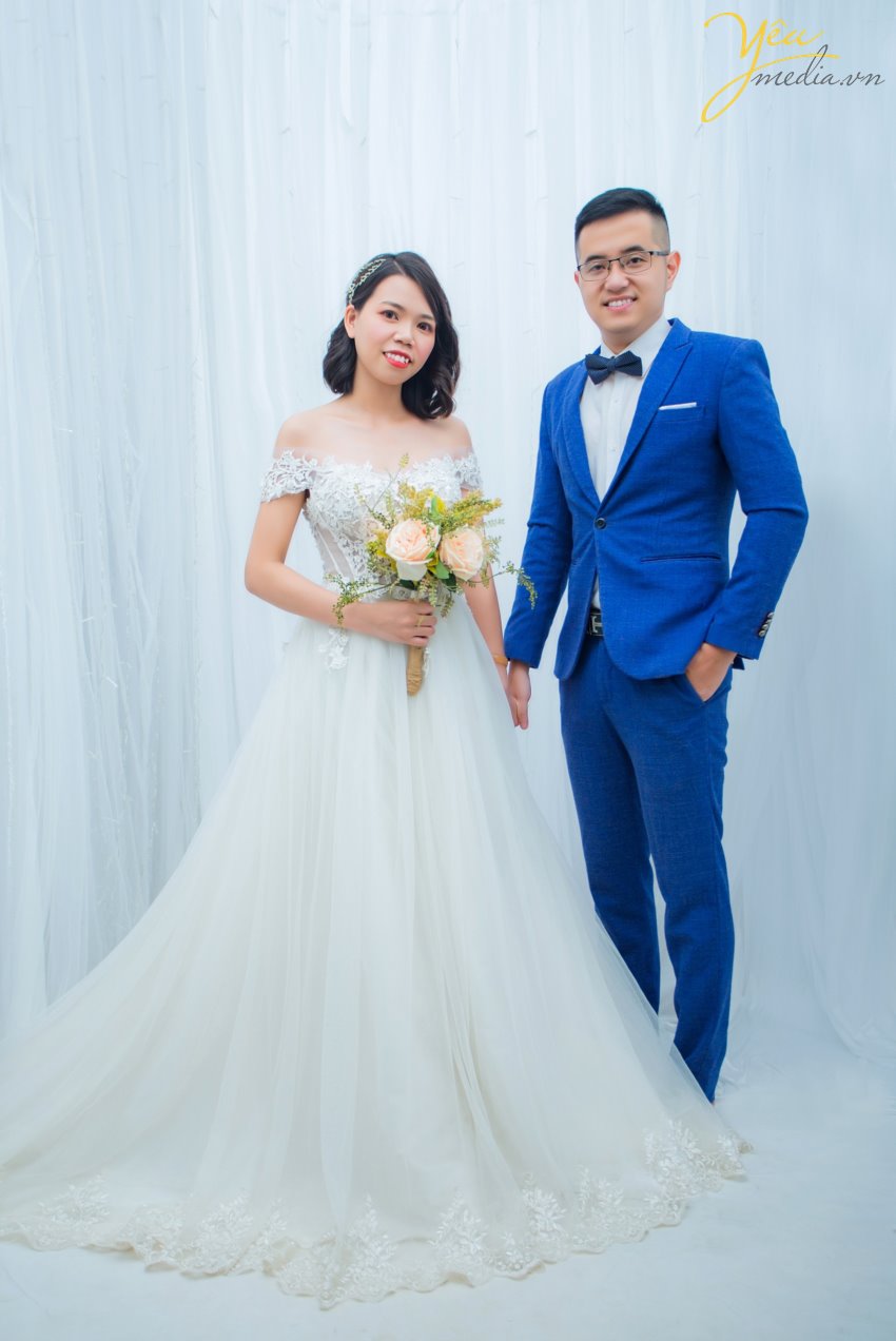 Chụp ảnh cưới ở con đường ven hồ và bến thuyền hồ tây ở Hà Nội được rất nhiều cặp đôi yêu thích. Ở Hồ tây có những góc chụp độc đáo và lãng mạn, đó là con đường lát gạch ven hồ Tây, đó là bến thuyền đầy thơ mộng. Chụp ảnh cưới ở Hồ Tây sẽ mang đến cho các cặp đôi những phút giây hạnh phúc và những bức ảnh vô cùng tuyệt đẹp. Hồ Tây là một trong những hồ rộng lớn và đẹp nhất Hà Nội. Bạn có thể đến với Hồ Tây bằng oto, xe máy, taxi hay xe buyt. Tuy nhiên HongKong Studio khuyên bạn nên đi tới đây bằng xe máy, vì nếu đi bằng oto hoặc taxi, bạn sẽ khó lòng cảm nhận được vẻ mênh mông bát ngát và không khí trong lành ở đây. Đến với Hồ Tây, bạn sẽ bắt gặp rất nhiều góc chụp đẹp bên con đường ven hồ và bến thuyền Hồ Tây. Chúng tuy không sang trọng như những khu nhà biệt thự với kiến trúc độc đáo, chúng cũng không xinh xắn, ngọt ngào như những ngôi nhà gỗ nằm bên giàn hoa tigon mà bạn sẽ bắt gặp khi đi dạo một vòng quanh hồ. Ở con đường ven hồ bên bến thuyền Hồ Tây toát lên vẻ mộc mạc những lại vô cùng quyến rũ. Bạn sẽ không ít hơn một lần tưởng tượng đang đi dưới con đường tình yêu như trong những bộ phim tình cảm Hàn Quốc.