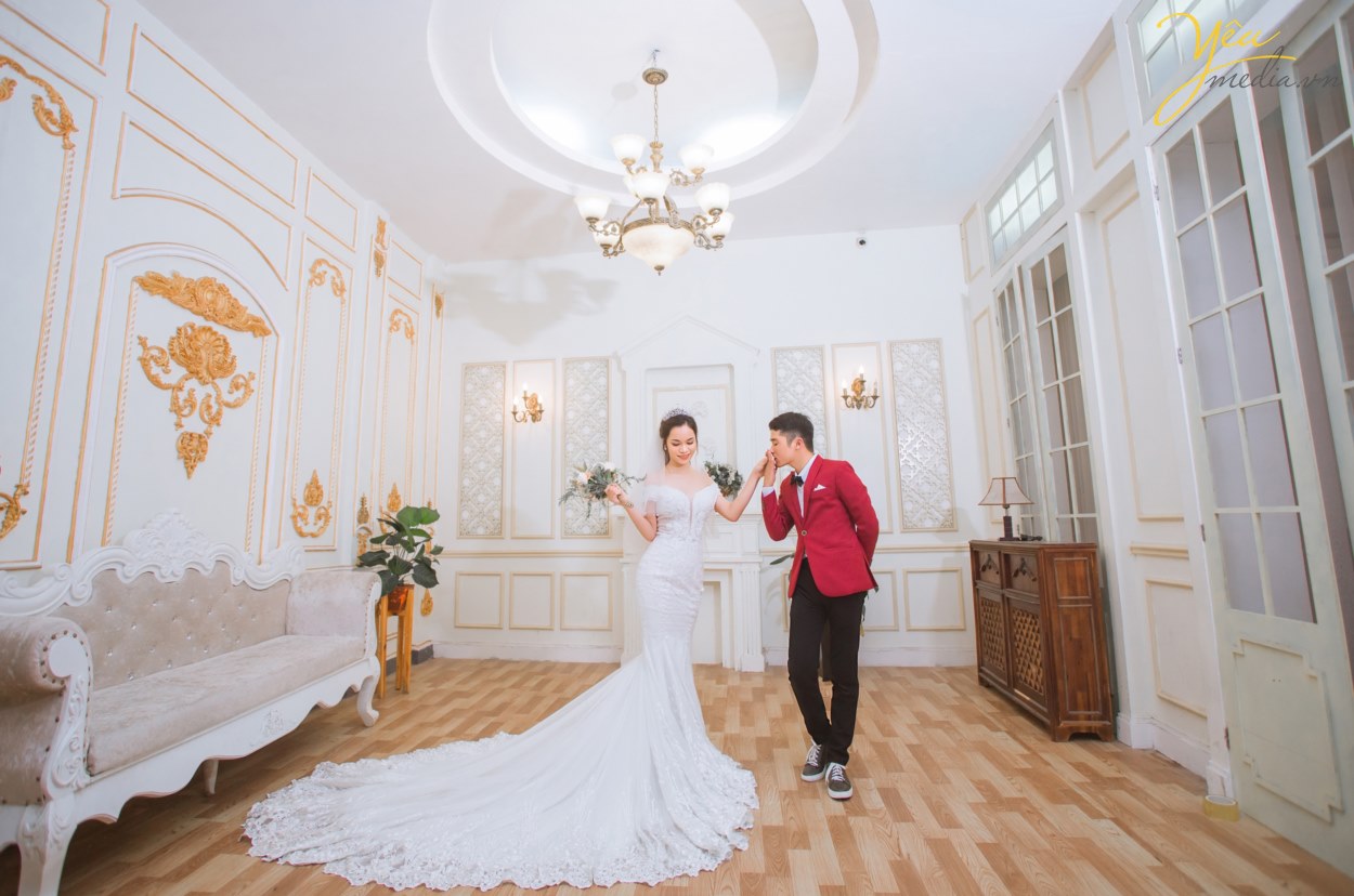 Địa điểm chụp ảnh là yếu tố quyết định giúp bạn có được những khung ảnh đẹp hay không. Với cái nắng gay gắt của mùa hè, khi chụp ngoại cảnh thì nên chọn những nơi có nhiều cây xanh và bóng mát. Còn những địa điểm chụp ảnh tại studio, phim trường thì bạn không cần phải lo lắng gì nhiều về thời tiết này.  Các phim trường chụp ảnh cưới thường là điểm dừng chân đầu tiên của các cặp đôi khi hè về. Với nhiều khung cảnh khác nhau, bạn chẳng cần đi bất kì đâu cũng có thể ghi lại những bộ ảnh cưới độc đáo, riêng biệt. Đặc biệt vào mùa hè, các phim trường này thường khá mát mẻ, giúp các cặp đôi có thể đẩy lùi cái nắng oi nồng.