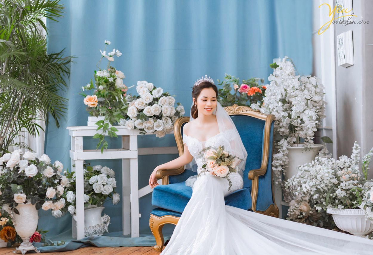 Địa điểm chụp ảnh là yếu tố quyết định giúp bạn có được những khung ảnh đẹp hay không. Với cái nắng gay gắt của mùa hè, khi chụp ngoại cảnh thì nên chọn những nơi có nhiều cây xanh và bóng mát. Còn những địa điểm chụp ảnh tại studio, phim trường thì bạn không cần phải lo lắng gì nhiều về thời tiết này.  Các phim trường chụp ảnh cưới thường là điểm dừng chân đầu tiên của các cặp đôi khi hè về. Với nhiều khung cảnh khác nhau, bạn chẳng cần đi bất kì đâu cũng có thể ghi lại những bộ ảnh cưới độc đáo, riêng biệt. Đặc biệt vào mùa hè, các phim trường này thường khá mát mẻ, giúp các cặp đôi có thể đẩy lùi cái nắng oi nồng.