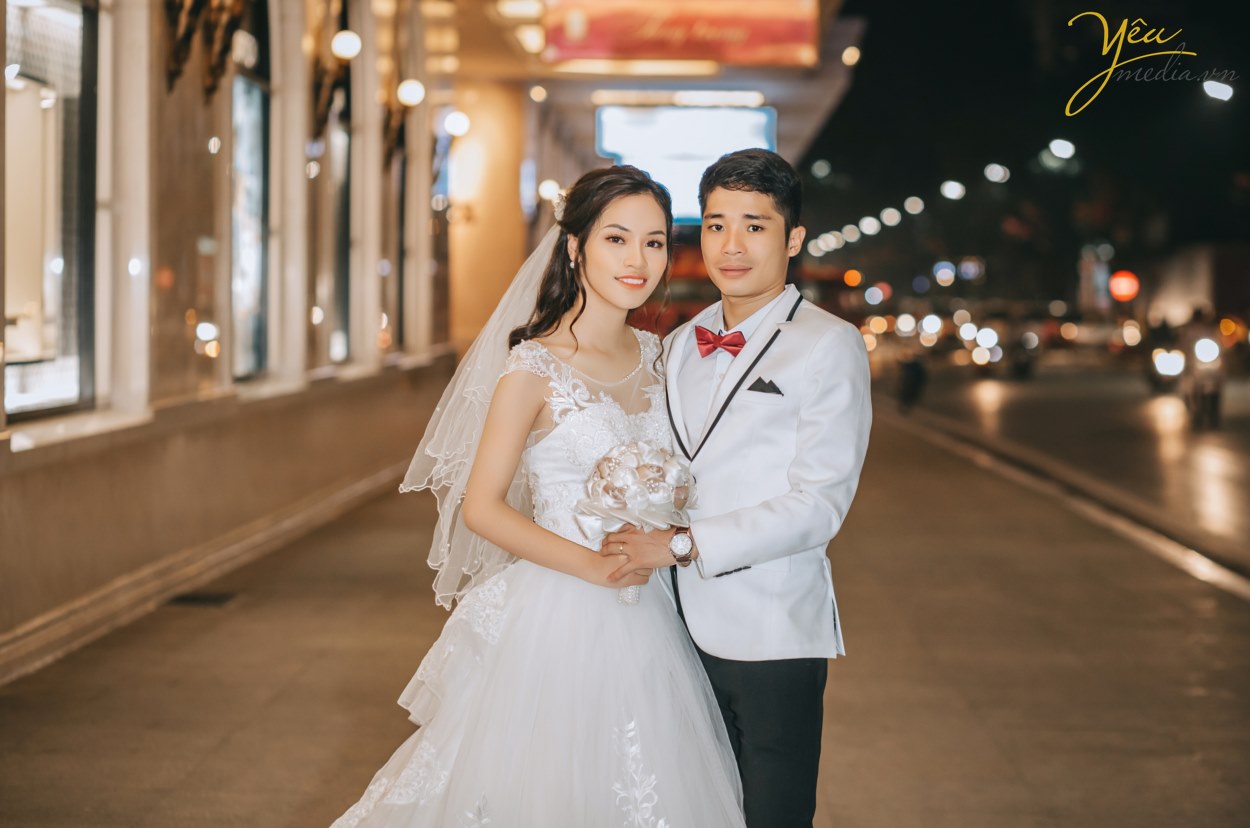 Địa điểm chụp ảnh là yếu tố quyết định giúp bạn có được những khung ảnh đẹp hay không. Với cái nắng gay gắt của mùa hè, khi chụp ngoại cảnh thì nên chọn những nơi có nhiều cây xanh và bóng mát. Còn những địa điểm chụp ảnh tại studio, phim trường thì bạn không cần phải lo lắng gì nhiều về thời tiết này.  Các phim trường chụp ảnh cưới thường là điểm dừng chân đầu tiên của các cặp đôi khi hè về. Với nhiều khung cảnh khác nhau, bạn chẳng cần đi bất kì đâu cũng có thể ghi lại những bộ ảnh cưới độc đáo, riêng biệt. Đặc biệt vào mùa hè, các phim trường này thường khá mát mẻ, giúp các cặp đôi có thể đẩy lùi cái nắng oi nồng.