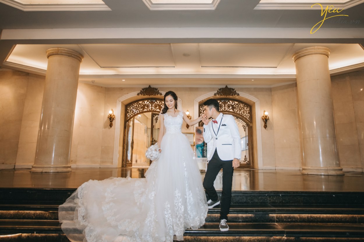 Địa điểm chụp ảnh là yếu tố quyết định giúp bạn có được những khung ảnh đẹp hay không. Với cái nắng gay gắt của mùa hè, khi chụp ngoại cảnh thì nên chọn những nơi có nhiều cây xanh và bóng mát. Còn những địa điểm chụp ảnh tại studio, phim trường thì bạn không cần phải lo lắng gì nhiều về thời tiết này.  Các phim trường chụp ảnh cưới thường là điểm dừng chân đầu tiên của các cặp đôi khi hè về. Với nhiều khung cảnh khác nhau, bạn chẳng cần đi bất kì đâu cũng có thể ghi lại những bộ ảnh cưới độc đáo, riêng biệt. Đặc biệt vào mùa hè, các phim trường này thường khá mát mẻ, giúp các cặp đôi có thể đẩy lùi cái nắng oi nồng.