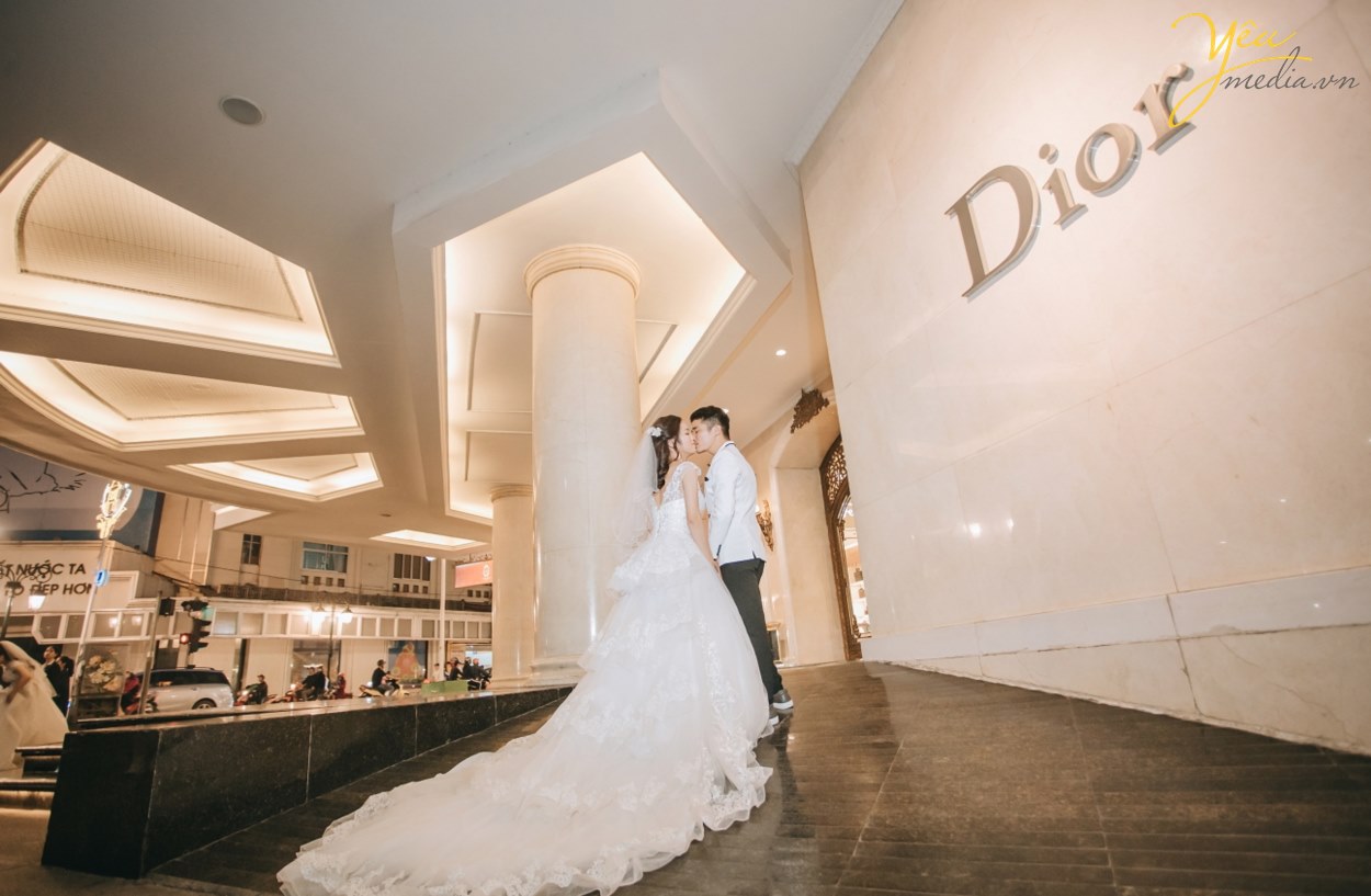 Địa điểm chụp ảnh là yếu tố quyết định giúp bạn có được những khung ảnh đẹp hay không. Với cái nắng gay gắt của mùa hè, khi chụp ngoại cảnh thì nên chọn những nơi có nhiều cây xanh và bóng mát. Còn những địa điểm chụp ảnh tại studio, phim trường thì bạn không cần phải lo lắng gì nhiều về thời tiết này.  Các phim trường chụp ảnh cưới thường là điểm dừng chân đầu tiên của các cặp đôi khi hè về. Với nhiều khung cảnh khác nhau, bạn chẳng cần đi bất kì đâu cũng có thể ghi lại những bộ ảnh cưới độc đáo, riêng biệt. Đặc biệt vào mùa hè, các phim trường này thường khá mát mẻ, giúp các cặp đôi có thể đẩy lùi cái nắng oi nồng.