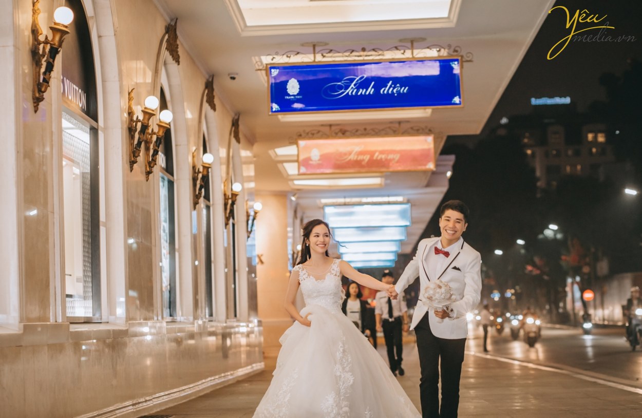 Địa điểm chụp ảnh là yếu tố quyết định giúp bạn có được những khung ảnh đẹp hay không. Với cái nắng gay gắt của mùa hè, khi chụp ngoại cảnh thì nên chọn những nơi có nhiều cây xanh và bóng mát. Còn những địa điểm chụp ảnh tại studio, phim trường thì bạn không cần phải lo lắng gì nhiều về thời tiết này.  Các phim trường chụp ảnh cưới thường là điểm dừng chân đầu tiên của các cặp đôi khi hè về. Với nhiều khung cảnh khác nhau, bạn chẳng cần đi bất kì đâu cũng có thể ghi lại những bộ ảnh cưới độc đáo, riêng biệt. Đặc biệt vào mùa hè, các phim trường này thường khá mát mẻ, giúp các cặp đôi có thể đẩy lùi cái nắng oi nồng.