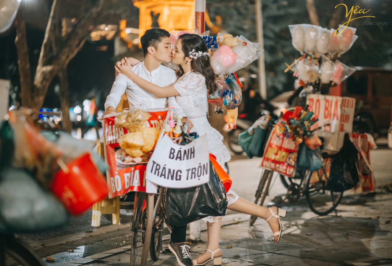 Địa điểm chụp ảnh là yếu tố quyết định giúp bạn có được những khung ảnh đẹp hay không. Với cái nắng gay gắt của mùa hè, khi chụp ngoại cảnh thì nên chọn những nơi có nhiều cây xanh và bóng mát. Còn những địa điểm chụp ảnh tại studio, phim trường thì bạn không cần phải lo lắng gì nhiều về thời tiết này.  Các phim trường chụp ảnh cưới thường là điểm dừng chân đầu tiên của các cặp đôi khi hè về. Với nhiều khung cảnh khác nhau, bạn chẳng cần đi bất kì đâu cũng có thể ghi lại những bộ ảnh cưới độc đáo, riêng biệt. Đặc biệt vào mùa hè, các phim trường này thường khá mát mẻ, giúp các cặp đôi có thể đẩy lùi cái nắng oi nồng.