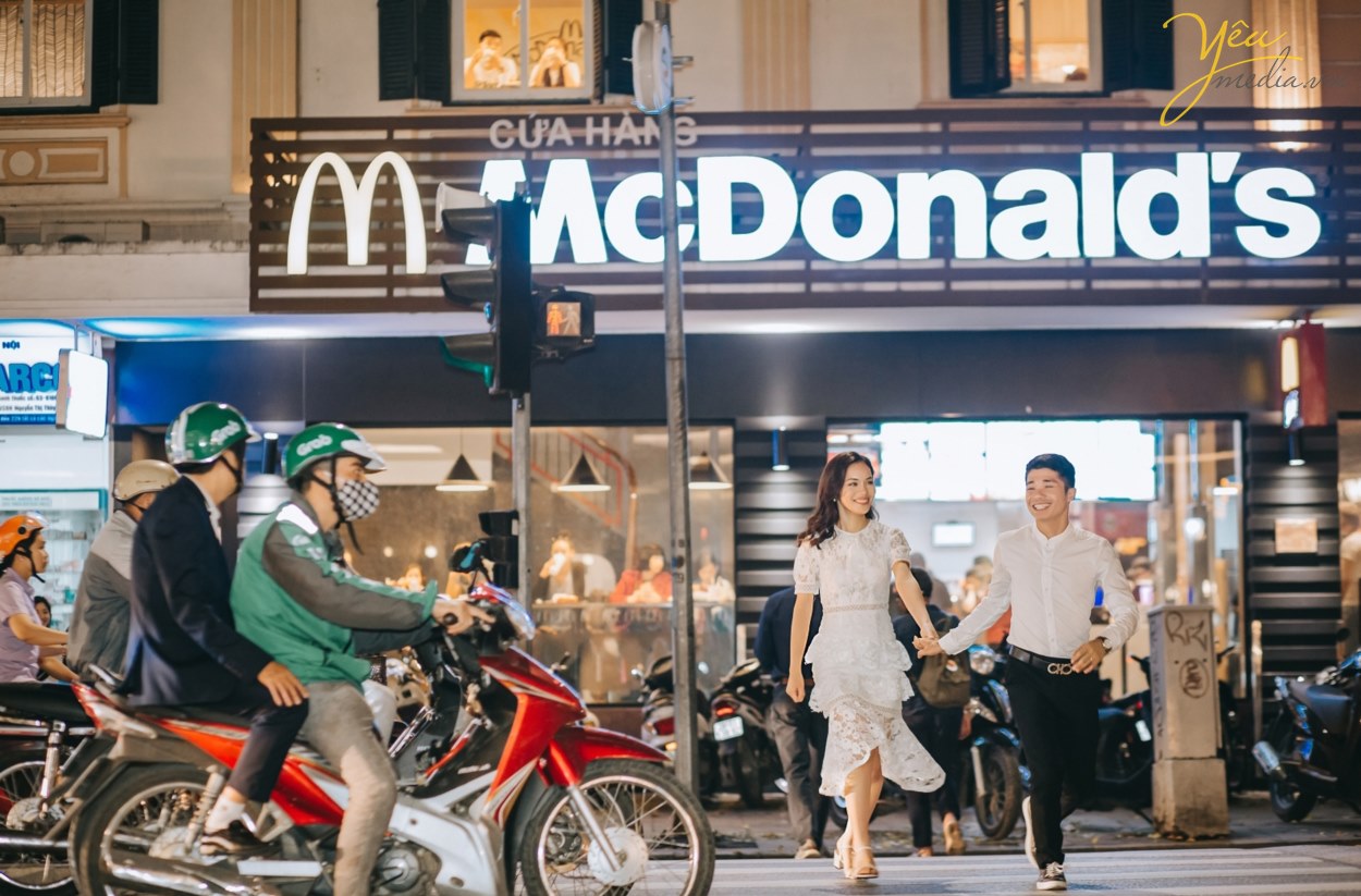 Địa điểm chụp ảnh là yếu tố quyết định giúp bạn có được những khung ảnh đẹp hay không. Với cái nắng gay gắt của mùa hè, khi chụp ngoại cảnh thì nên chọn những nơi có nhiều cây xanh và bóng mát. Còn những địa điểm chụp ảnh tại studio, phim trường thì bạn không cần phải lo lắng gì nhiều về thời tiết này.  Các phim trường chụp ảnh cưới thường là điểm dừng chân đầu tiên của các cặp đôi khi hè về. Với nhiều khung cảnh khác nhau, bạn chẳng cần đi bất kì đâu cũng có thể ghi lại những bộ ảnh cưới độc đáo, riêng biệt. Đặc biệt vào mùa hè, các phim trường này thường khá mát mẻ, giúp các cặp đôi có thể đẩy lùi cái nắng oi nồng.