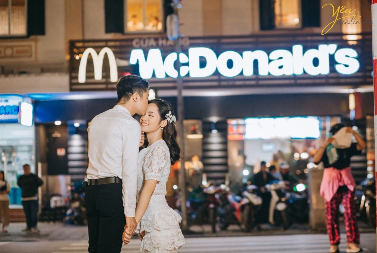 Địa điểm chụp ảnh là yếu tố quyết định giúp bạn có được những khung ảnh đẹp hay không. Với cái nắng gay gắt của mùa hè, khi chụp ngoại cảnh thì nên chọn những nơi có nhiều cây xanh và bóng mát. Còn những địa điểm chụp ảnh tại studio, phim trường thì bạn không cần phải lo lắng gì nhiều về thời tiết này.  Các phim trường chụp ảnh cưới thường là điểm dừng chân đầu tiên của các cặp đôi khi hè về. Với nhiều khung cảnh khác nhau, bạn chẳng cần đi bất kì đâu cũng có thể ghi lại những bộ ảnh cưới độc đáo, riêng biệt. Đặc biệt vào mùa hè, các phim trường này thường khá mát mẻ, giúp các cặp đôi có thể đẩy lùi cái nắng oi nồng.