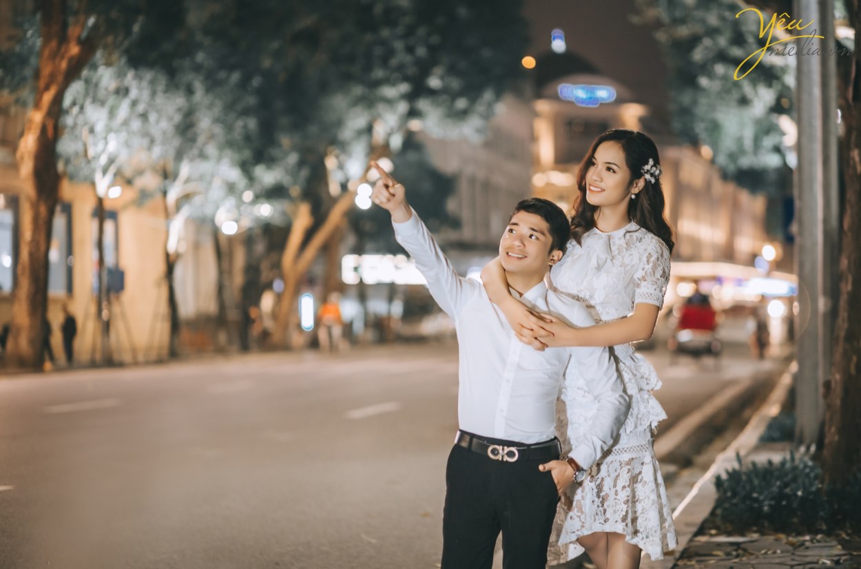 Địa điểm chụp ảnh là yếu tố quyết định giúp bạn có được những khung ảnh đẹp hay không. Với cái nắng gay gắt của mùa hè, khi chụp ngoại cảnh thì nên chọn những nơi có nhiều cây xanh và bóng mát. Còn những địa điểm chụp ảnh tại studio, phim trường thì bạn không cần phải lo lắng gì nhiều về thời tiết này.  Các phim trường chụp ảnh cưới thường là điểm dừng chân đầu tiên của các cặp đôi khi hè về. Với nhiều khung cảnh khác nhau, bạn chẳng cần đi bất kì đâu cũng có thể ghi lại những bộ ảnh cưới độc đáo, riêng biệt. Đặc biệt vào mùa hè, các phim trường này thường khá mát mẻ, giúp các cặp đôi có thể đẩy lùi cái nắng oi nồng.