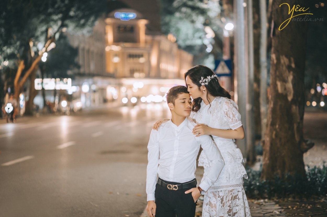 Địa điểm chụp ảnh là yếu tố quyết định giúp bạn có được những khung ảnh đẹp hay không. Với cái nắng gay gắt của mùa hè, khi chụp ngoại cảnh thì nên chọn những nơi có nhiều cây xanh và bóng mát. Còn những địa điểm chụp ảnh tại studio, phim trường thì bạn không cần phải lo lắng gì nhiều về thời tiết này.  Các phim trường chụp ảnh cưới thường là điểm dừng chân đầu tiên của các cặp đôi khi hè về. Với nhiều khung cảnh khác nhau, bạn chẳng cần đi bất kì đâu cũng có thể ghi lại những bộ ảnh cưới độc đáo, riêng biệt. Đặc biệt vào mùa hè, các phim trường này thường khá mát mẻ, giúp các cặp đôi có thể đẩy lùi cái nắng oi nồng.