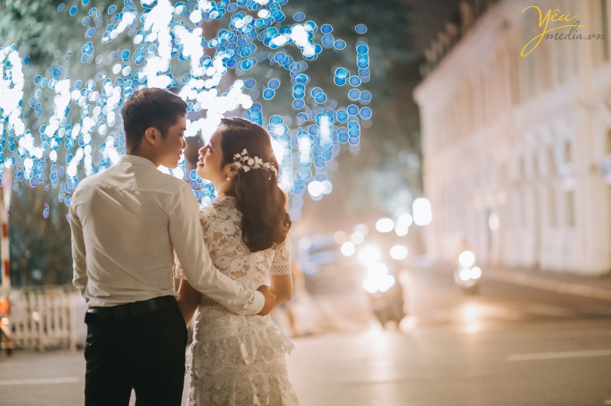 Địa điểm chụp ảnh là yếu tố quyết định giúp bạn có được những khung ảnh đẹp hay không. Với cái nắng gay gắt của mùa hè, khi chụp ngoại cảnh thì nên chọn những nơi có nhiều cây xanh và bóng mát. Còn những địa điểm chụp ảnh tại studio, phim trường thì bạn không cần phải lo lắng gì nhiều về thời tiết này.  Các phim trường chụp ảnh cưới thường là điểm dừng chân đầu tiên của các cặp đôi khi hè về. Với nhiều khung cảnh khác nhau, bạn chẳng cần đi bất kì đâu cũng có thể ghi lại những bộ ảnh cưới độc đáo, riêng biệt. Đặc biệt vào mùa hè, các phim trường này thường khá mát mẻ, giúp các cặp đôi có thể đẩy lùi cái nắng oi nồng.