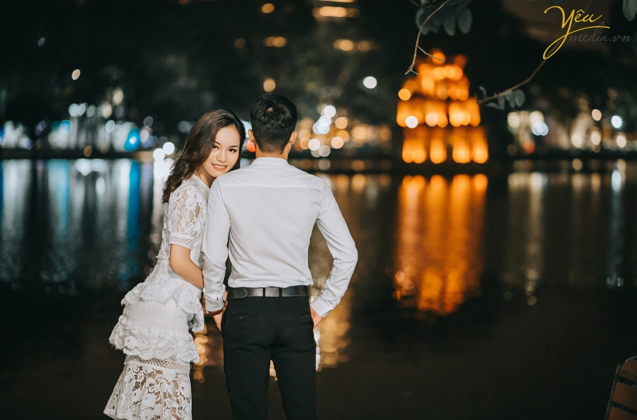 Địa điểm chụp ảnh là yếu tố quyết định giúp bạn có được những khung ảnh đẹp hay không. Với cái nắng gay gắt của mùa hè, khi chụp ngoại cảnh thì nên chọn những nơi có nhiều cây xanh và bóng mát. Còn những địa điểm chụp ảnh tại studio, phim trường thì bạn không cần phải lo lắng gì nhiều về thời tiết này.  Các phim trường chụp ảnh cưới thường là điểm dừng chân đầu tiên của các cặp đôi khi hè về. Với nhiều khung cảnh khác nhau, bạn chẳng cần đi bất kì đâu cũng có thể ghi lại những bộ ảnh cưới độc đáo, riêng biệt. Đặc biệt vào mùa hè, các phim trường này thường khá mát mẻ, giúp các cặp đôi có thể đẩy lùi cái nắng oi nồng.