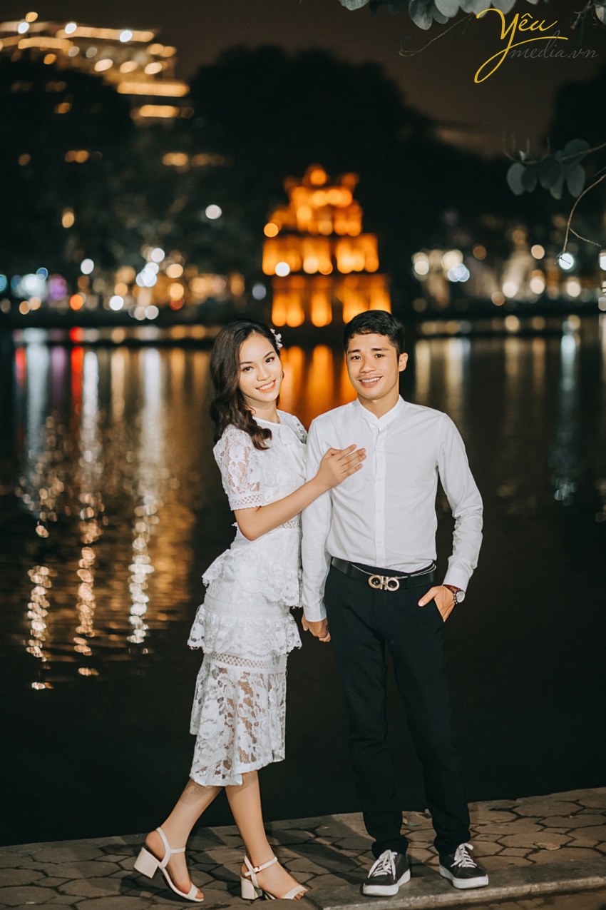 Địa điểm chụp ảnh là yếu tố quyết định giúp bạn có được những khung ảnh đẹp hay không. Với cái nắng gay gắt của mùa hè, khi chụp ngoại cảnh thì nên chọn những nơi có nhiều cây xanh và bóng mát. Còn những địa điểm chụp ảnh tại studio, phim trường thì bạn không cần phải lo lắng gì nhiều về thời tiết này.  Các phim trường chụp ảnh cưới thường là điểm dừng chân đầu tiên của các cặp đôi khi hè về. Với nhiều khung cảnh khác nhau, bạn chẳng cần đi bất kì đâu cũng có thể ghi lại những bộ ảnh cưới độc đáo, riêng biệt. Đặc biệt vào mùa hè, các phim trường này thường khá mát mẻ, giúp các cặp đôi có thể đẩy lùi cái nắng oi nồng.