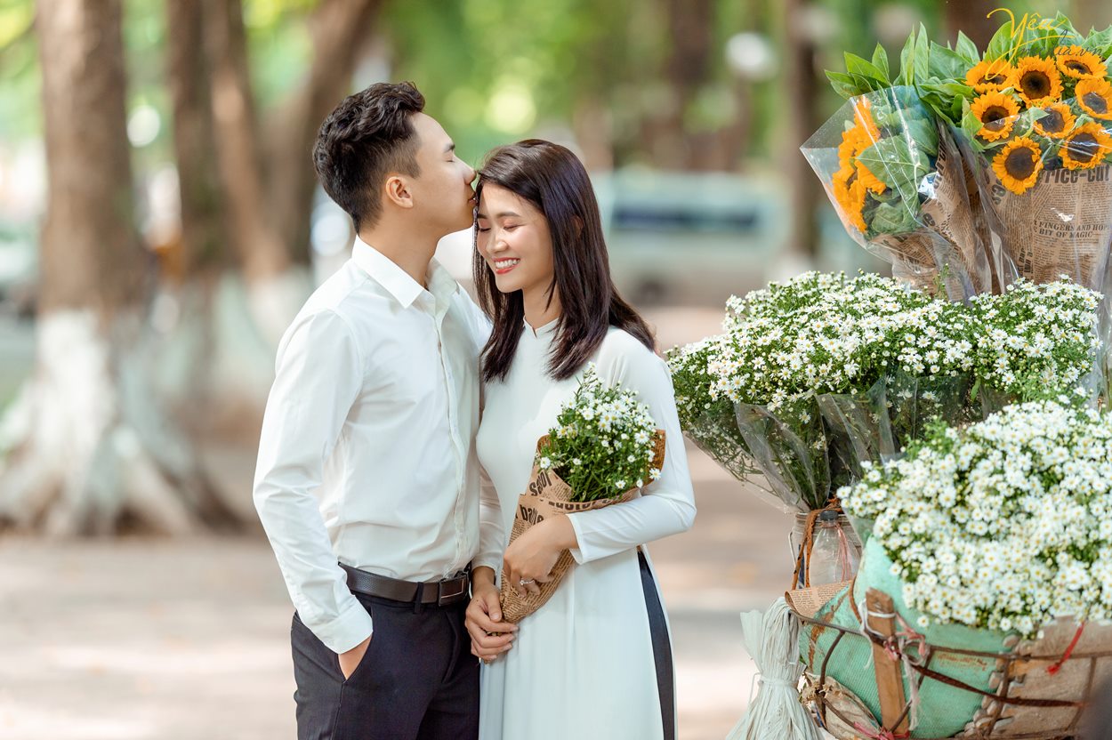 Chụp ảnh cưới hoàng hôn hồ Tây và nắng mùa thu đường Hoàng Diệu: cặp Dũng - Anh
