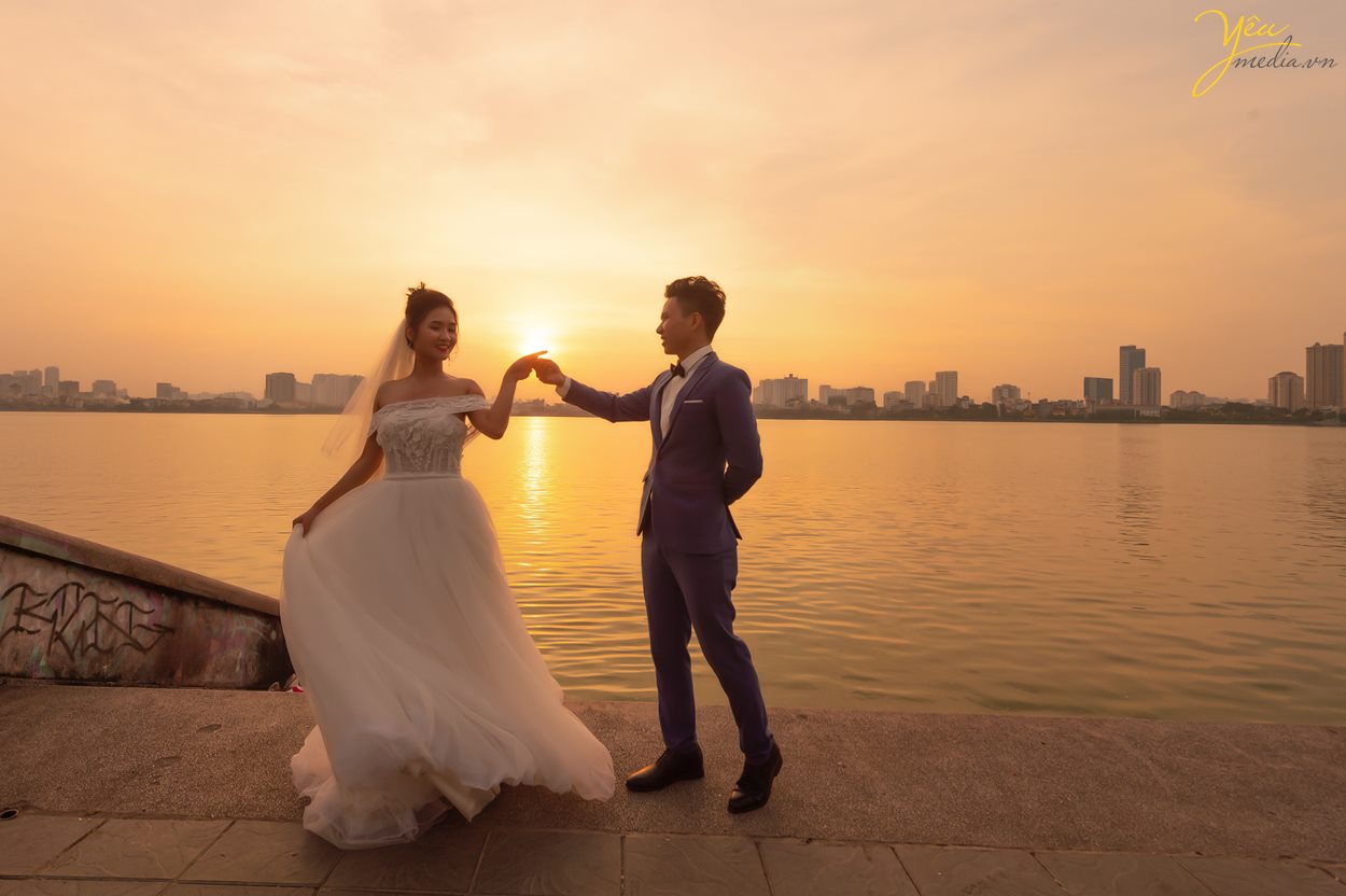 Chụp ảnh cưới hoàng hôn hồ Tây và nắng mùa thu đường Hoàng Diệu: cặp Dũng - Anh