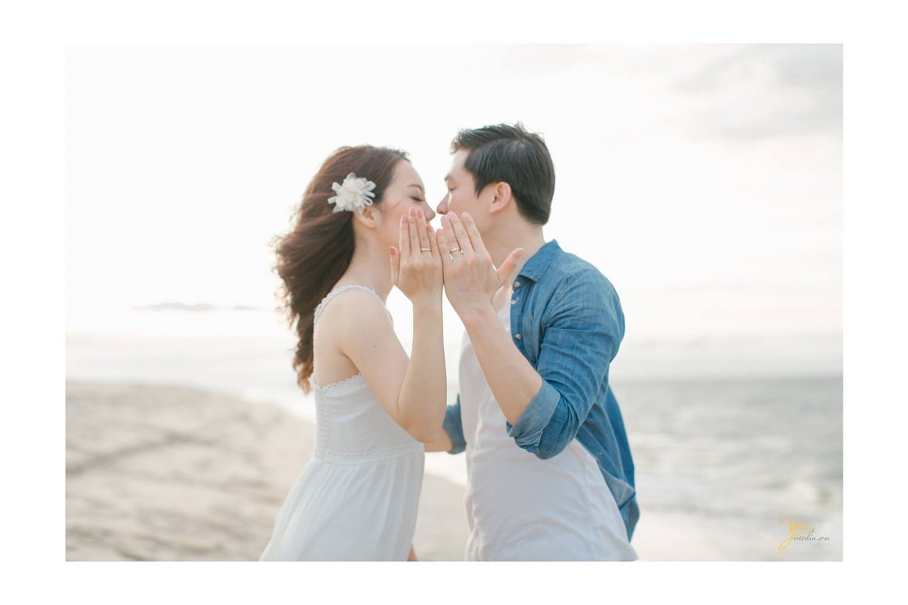 chup anh cuoi ngoai canh bo bien Hue