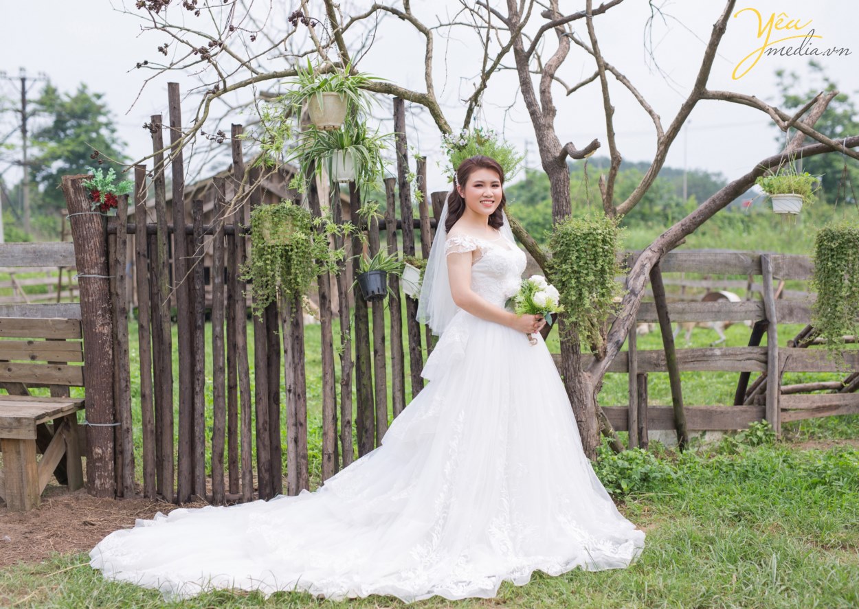 Nếu bạn cưới vào mùa hè thì thời điểm trước mùa hè là mùa xuân, đó là điểm rất mát mẻ thuận tiện cho việc chụp một bộ ảnh cưới ngoại cảnh “ảo tung chảo” nhất. Chụp hình cưới sớm là lúc tâm trạng bạn đang vui vẻ, thoải mái không phải lo quá nhiều việc, nên sẽ tạo nên những bức hình cưới có “hồn” và sắc nét nhất.