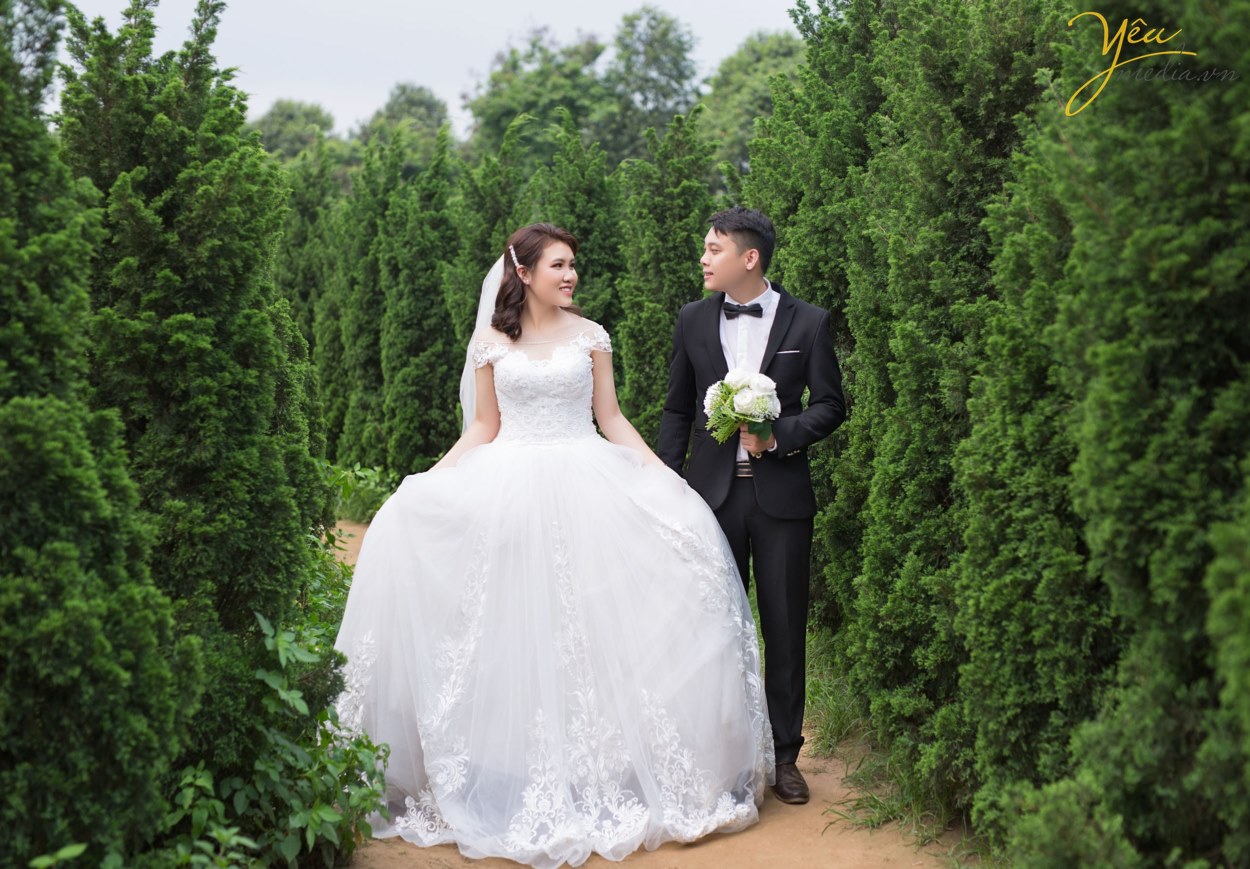 Nếu bạn cưới vào mùa hè thì thời điểm trước mùa hè là mùa xuân, đó là điểm rất mát mẻ thuận tiện cho việc chụp một bộ ảnh cưới ngoại cảnh “ảo tung chảo” nhất. Chụp hình cưới sớm là lúc tâm trạng bạn đang vui vẻ, thoải mái không phải lo quá nhiều việc, nên sẽ tạo nên những bức hình cưới có “hồn” và sắc nét nhất.