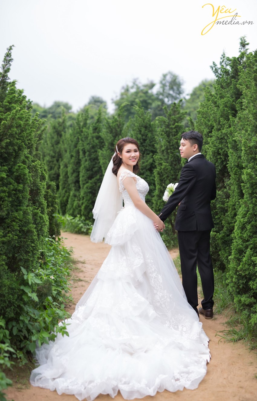 Nếu bạn cưới vào mùa hè thì thời điểm trước mùa hè là mùa xuân, đó là điểm rất mát mẻ thuận tiện cho việc chụp một bộ ảnh cưới ngoại cảnh “ảo tung chảo” nhất. Chụp hình cưới sớm là lúc tâm trạng bạn đang vui vẻ, thoải mái không phải lo quá nhiều việc, nên sẽ tạo nên những bức hình cưới có “hồn” và sắc nét nhất.