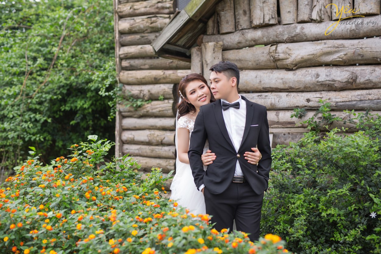 Nếu bạn cưới vào mùa hè thì thời điểm trước mùa hè là mùa xuân, đó là điểm rất mát mẻ thuận tiện cho việc chụp một bộ ảnh cưới ngoại cảnh “ảo tung chảo” nhất. Chụp hình cưới sớm là lúc tâm trạng bạn đang vui vẻ, thoải mái không phải lo quá nhiều việc, nên sẽ tạo nên những bức hình cưới có “hồn” và sắc nét nhất.