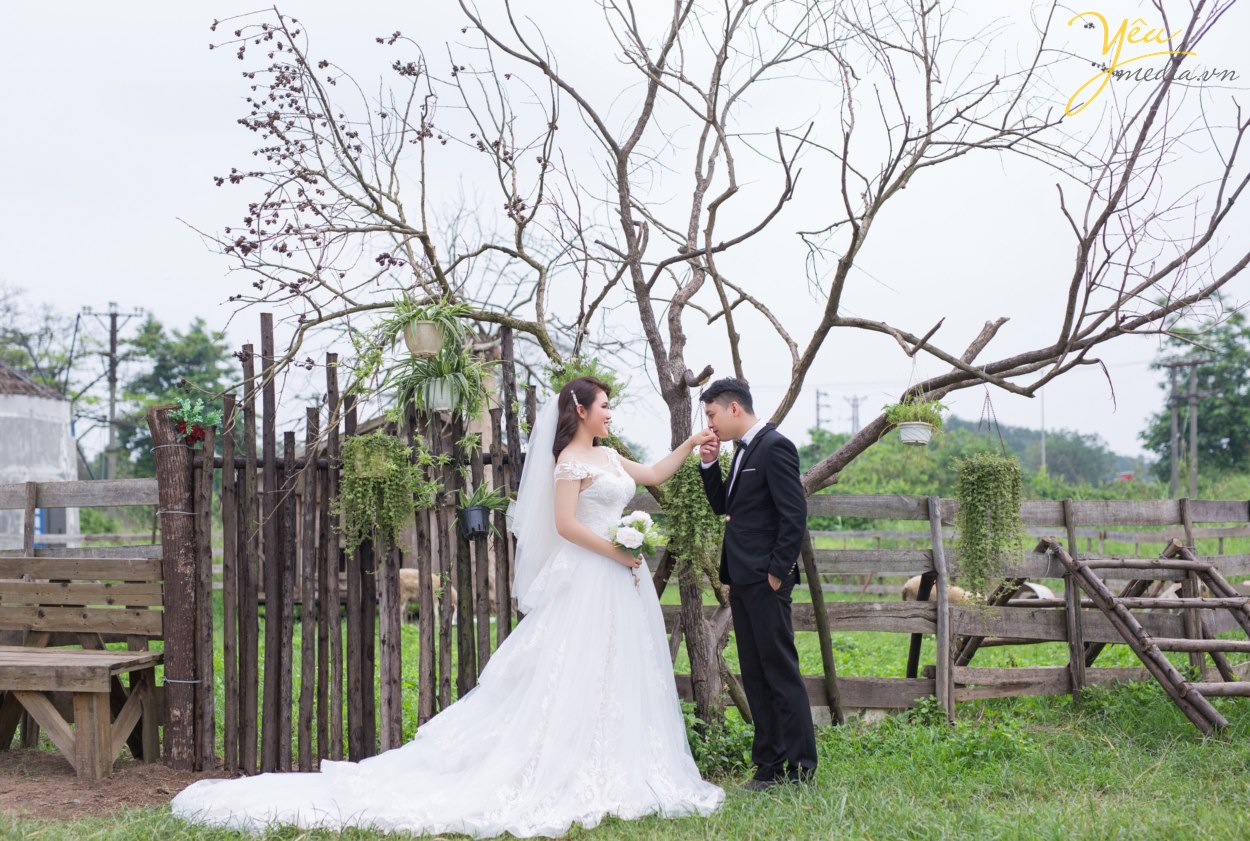 Nếu bạn cưới vào mùa hè thì thời điểm trước mùa hè là mùa xuân, đó là điểm rất mát mẻ thuận tiện cho việc chụp một bộ ảnh cưới ngoại cảnh “ảo tung chảo” nhất. Chụp hình cưới sớm là lúc tâm trạng bạn đang vui vẻ, thoải mái không phải lo quá nhiều việc, nên sẽ tạo nên những bức hình cưới có “hồn” và sắc nét nhất.