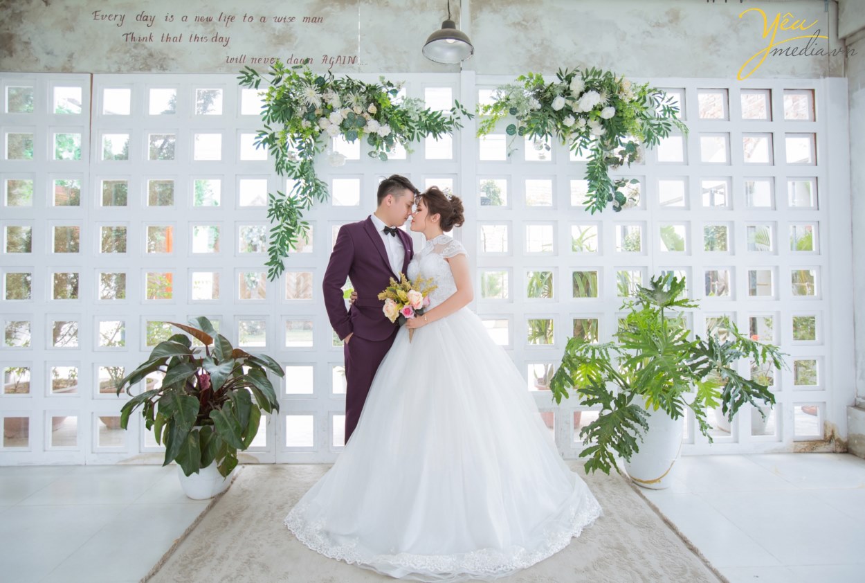Nếu bạn cưới vào mùa hè thì thời điểm trước mùa hè là mùa xuân, đó là điểm rất mát mẻ thuận tiện cho việc chụp một bộ ảnh cưới ngoại cảnh “ảo tung chảo” nhất. Chụp hình cưới sớm là lúc tâm trạng bạn đang vui vẻ, thoải mái không phải lo quá nhiều việc, nên sẽ tạo nên những bức hình cưới có “hồn” và sắc nét nhất.
