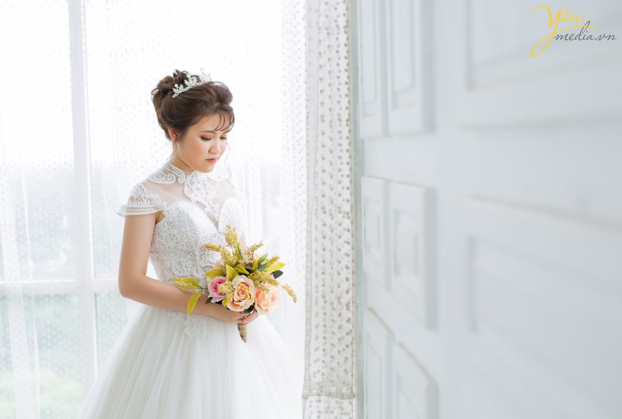 Nếu bạn cưới vào mùa hè thì thời điểm trước mùa hè là mùa xuân, đó là điểm rất mát mẻ thuận tiện cho việc chụp một bộ ảnh cưới ngoại cảnh “ảo tung chảo” nhất. Chụp hình cưới sớm là lúc tâm trạng bạn đang vui vẻ, thoải mái không phải lo quá nhiều việc, nên sẽ tạo nên những bức hình cưới có “hồn” và sắc nét nhất.