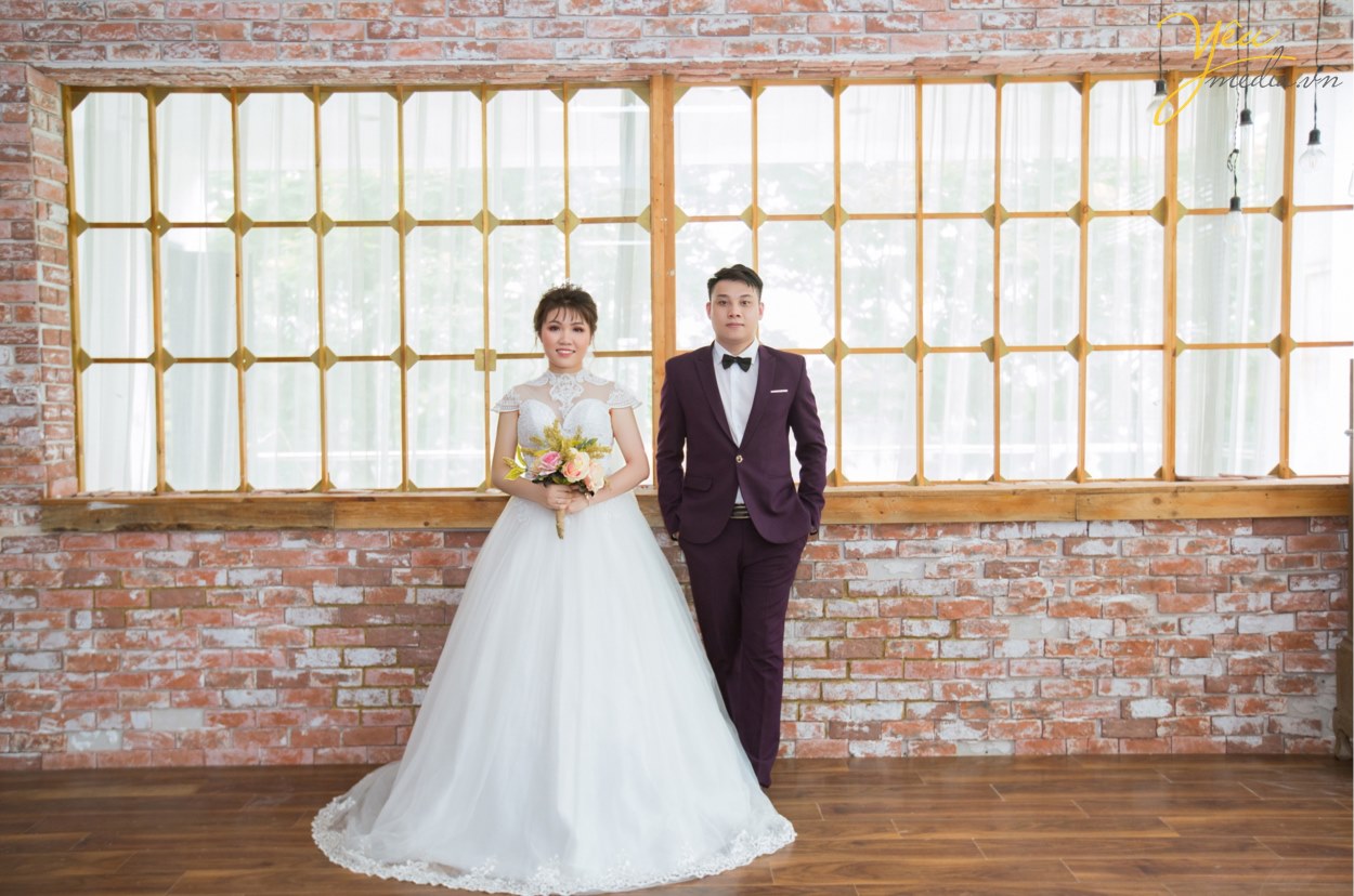 Nếu bạn cưới vào mùa hè thì thời điểm trước mùa hè là mùa xuân, đó là điểm rất mát mẻ thuận tiện cho việc chụp một bộ ảnh cưới ngoại cảnh “ảo tung chảo” nhất. Chụp hình cưới sớm là lúc tâm trạng bạn đang vui vẻ, thoải mái không phải lo quá nhiều việc, nên sẽ tạo nên những bức hình cưới có “hồn” và sắc nét nhất.