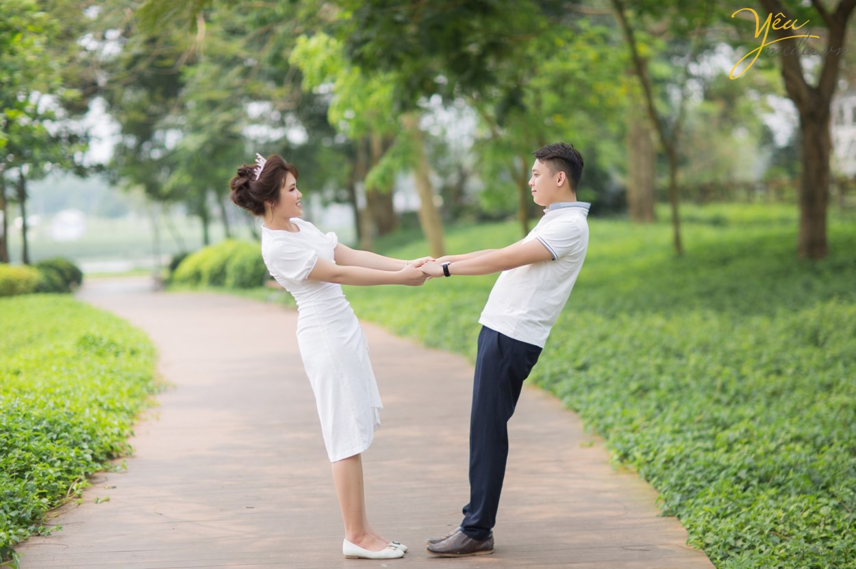 Nếu bạn cưới vào mùa hè thì thời điểm trước mùa hè là mùa xuân, đó là điểm rất mát mẻ thuận tiện cho việc chụp một bộ ảnh cưới ngoại cảnh “ảo tung chảo” nhất. Chụp hình cưới sớm là lúc tâm trạng bạn đang vui vẻ, thoải mái không phải lo quá nhiều việc, nên sẽ tạo nên những bức hình cưới có “hồn” và sắc nét nhất.