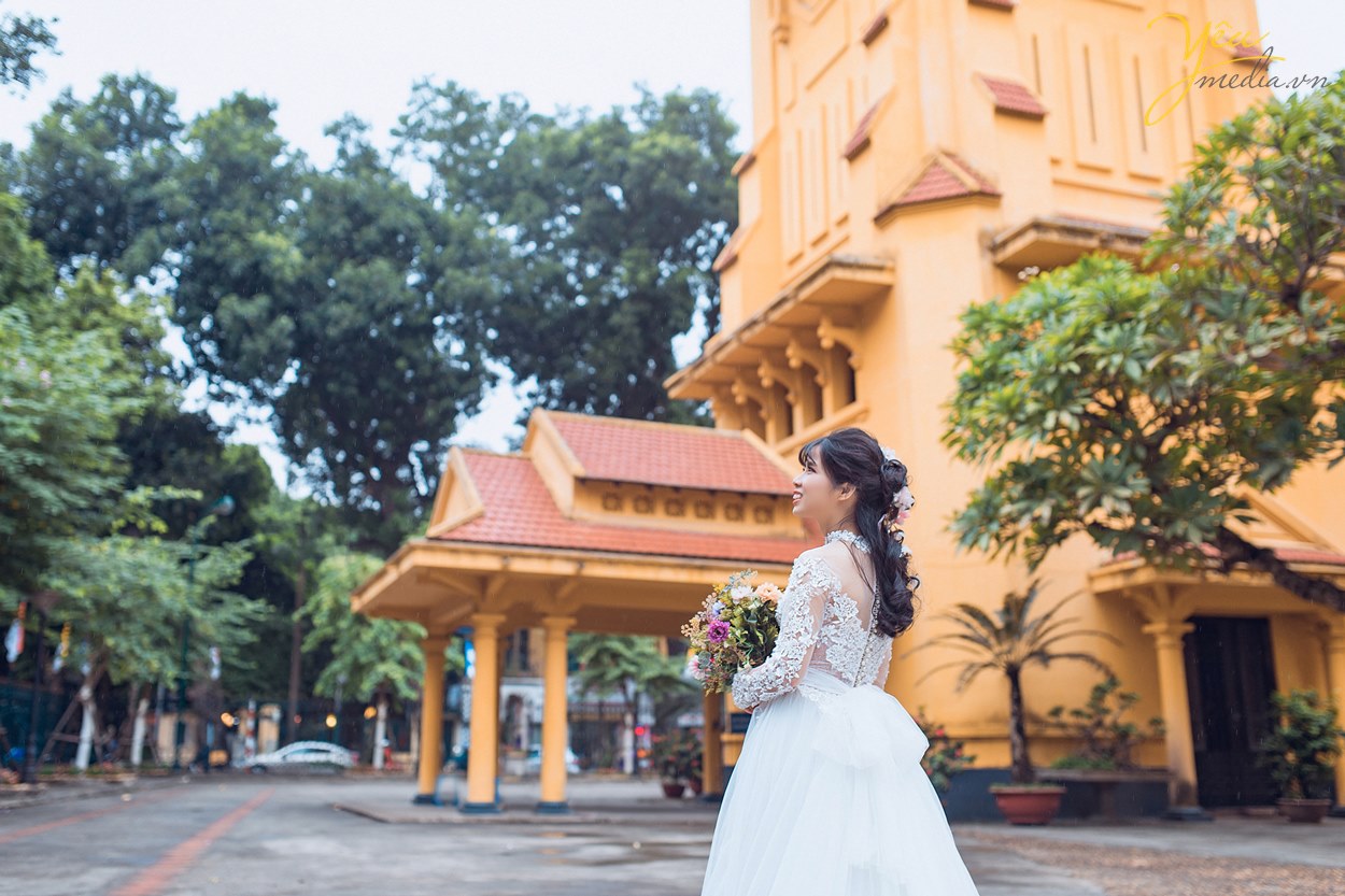 chụp ảnh album cưới bên trong khuôn viên đại học