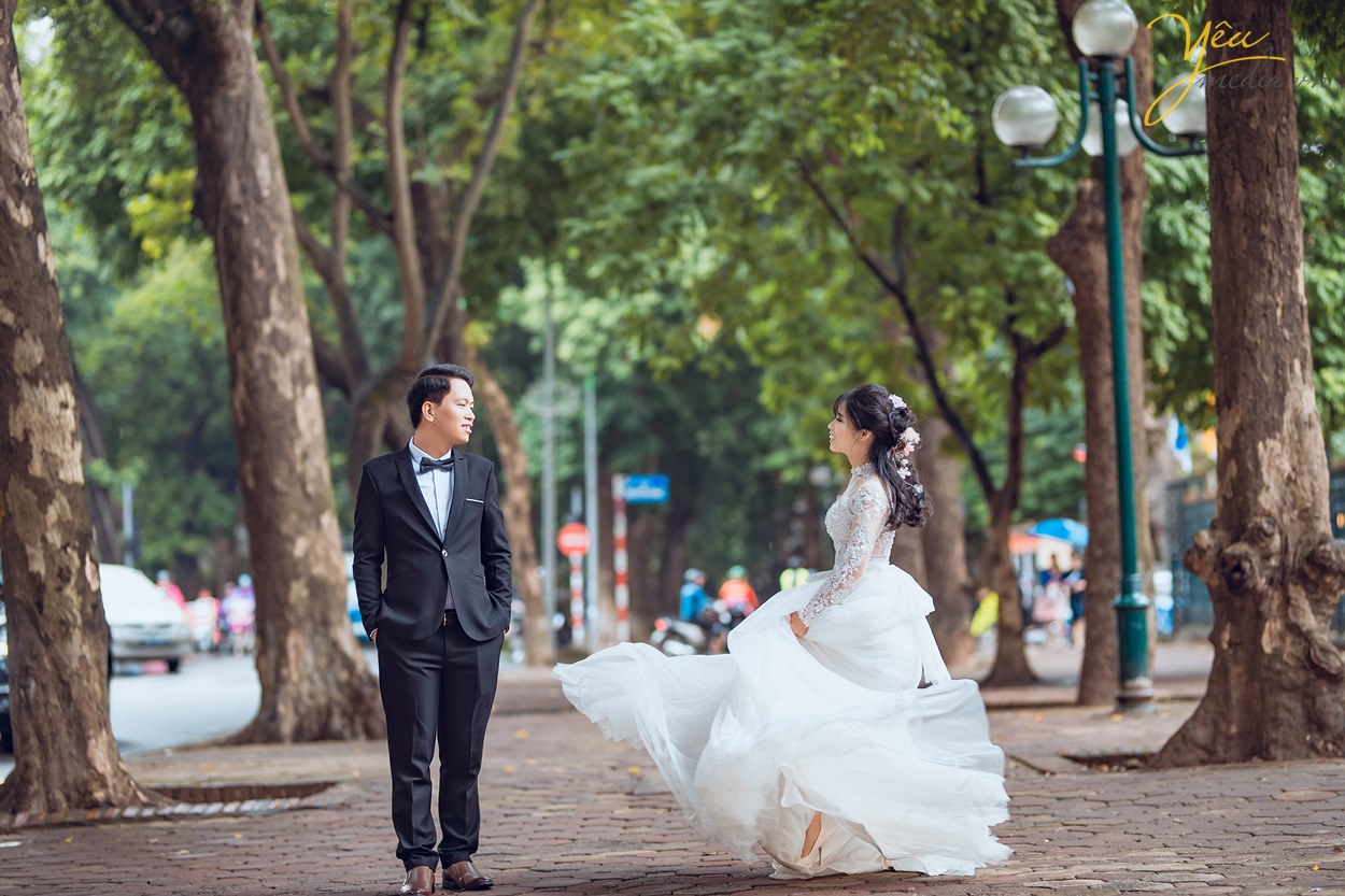 chụp ảnh cưới trên con đường nhiều cây ở hà nội