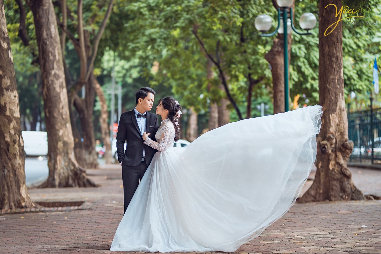 chụp ảnh cưới ở trên phố hoàng diệu nhiều cây