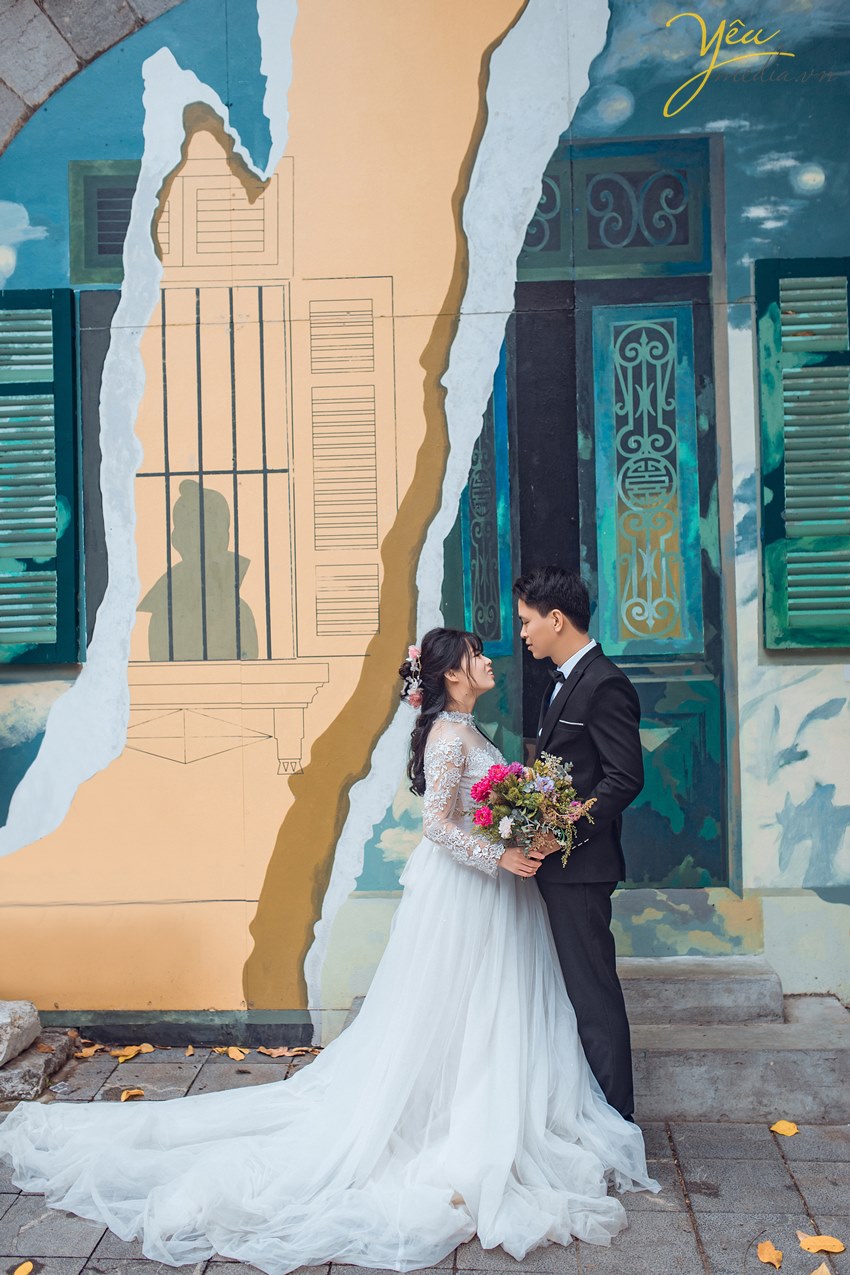 ảnh cưới đẹp trên phố vẽ bích họa