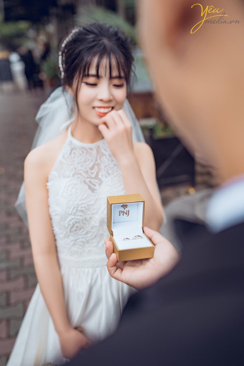 chú rể cầu hôn cô dâu nhẫn PNJ