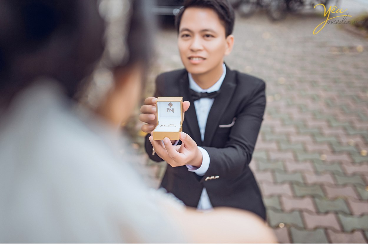 cầu hôn bằng nhẫn cưới pnj đẹp