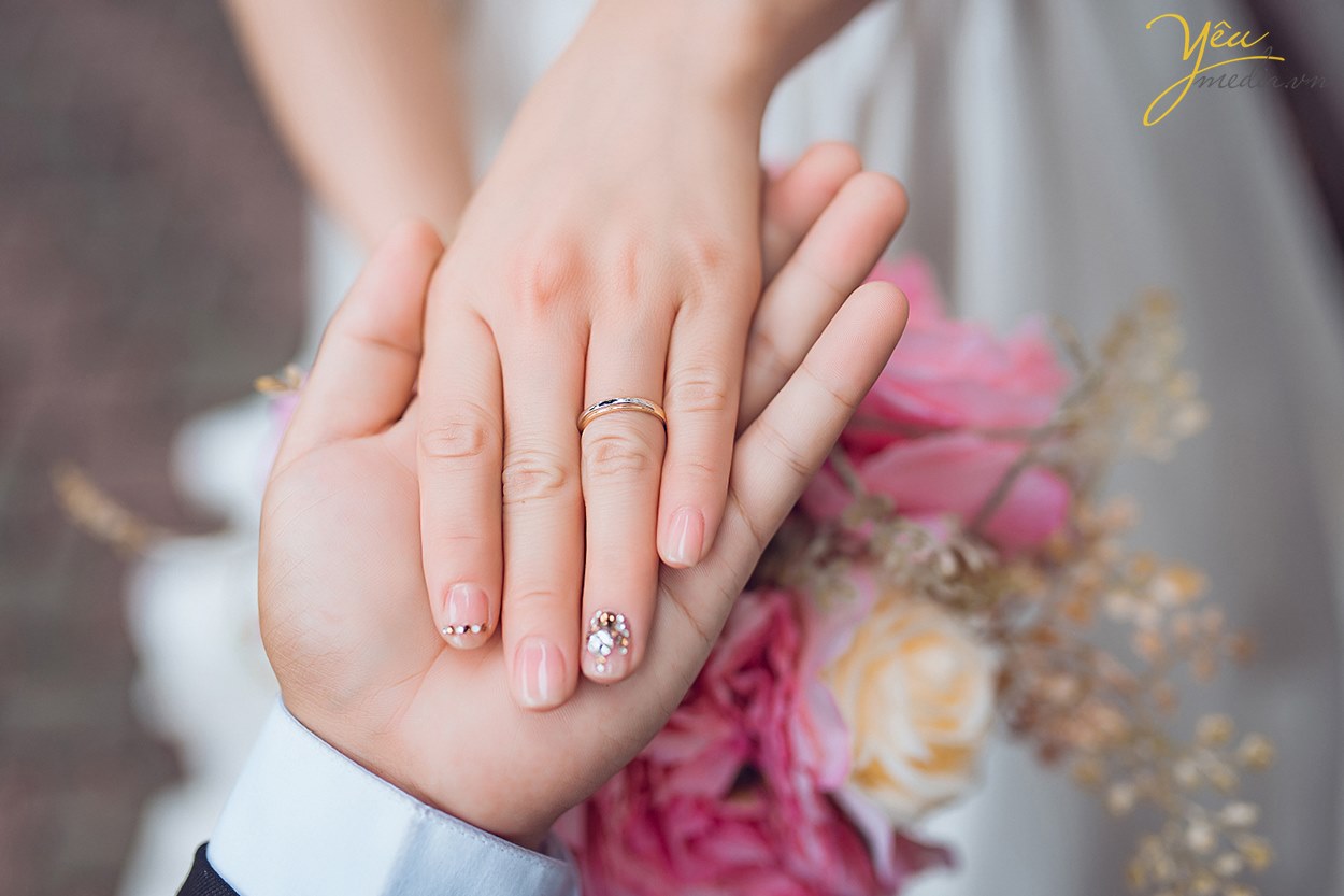 đeo nhẫn cưới tay trong tay ảnh đẹp