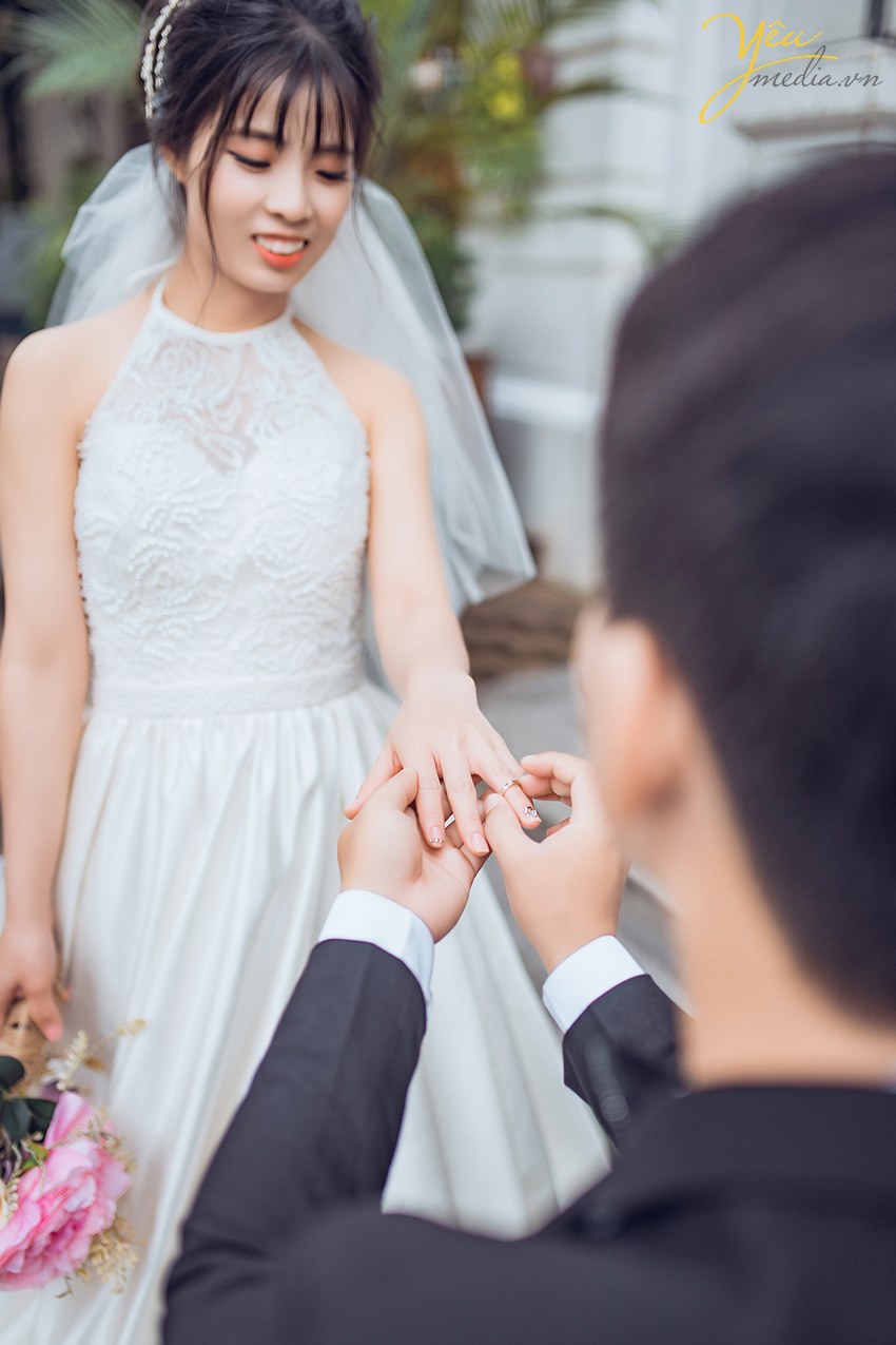 chú rể đeo nhẫn cưới cho cô dâu hạnh phúc