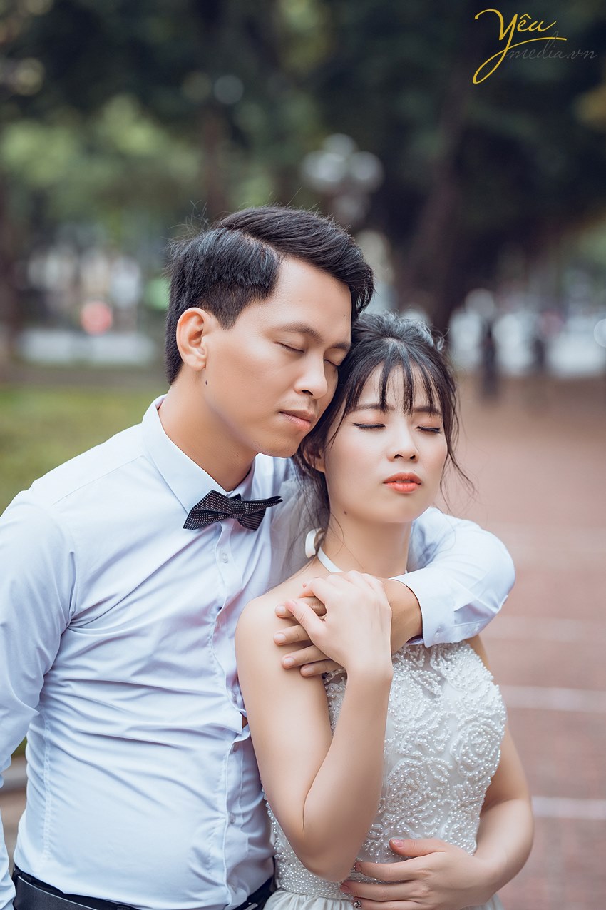 dựa vào vai nhau cô dâu chú rể