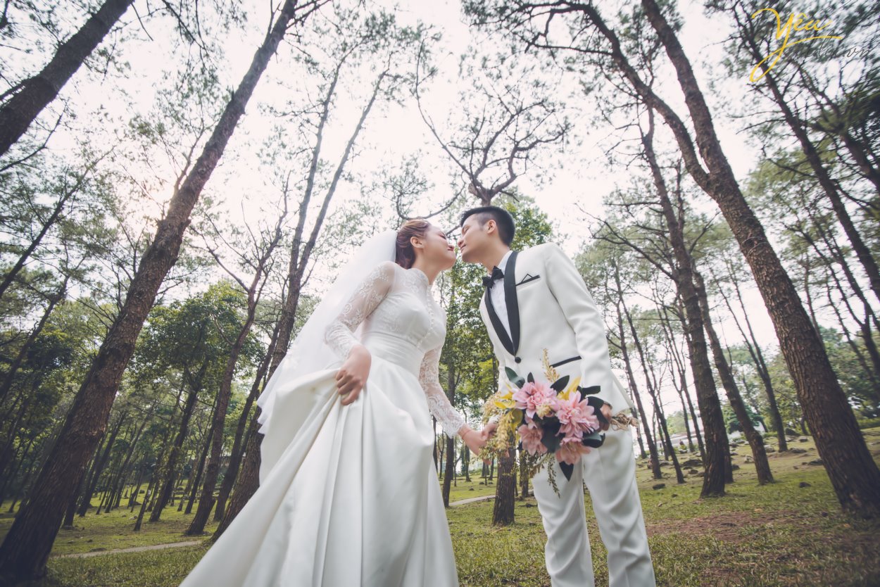 Rừng thông Cùng trong khuôn viên vườn quốc gia Ba vì, chắc chắn bạn sẽ quan tâm nơi này - là Rừng thông ngút ngàn. Bước vào cảm xúc thế giới xung quanh tràn ngập màu xanh kỳ diệu là nơi chụp ảnh lãng mạn bậc nhất cùng ekip Yêu Media. Khu rừng rất mát mẻ và thoải mái không gian để bạn thực hiện những bộ ảnh theo phong cách Hàn quốc đang được ưa chuộng ngày nay