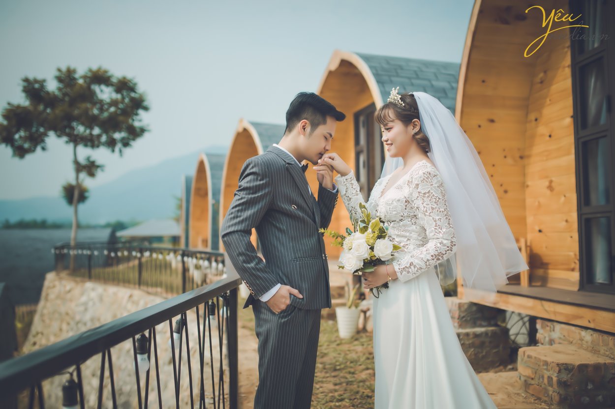 Nơi dừng chân tuyệt vời để bạn bỏ lại những lo toan thường nhật, trốn xa khói bụi ồn ào và dành tặng cho mình một kỳ nghỉ trọn vẹn, ý nghĩa bên những người thân yêu và đặc biệt hơn nơi đây sẽ là địa điểm thích hợp cho những cặp đôi có cơ hội tham quan và thực hiện bộ ảnh cưới tuyệt vời