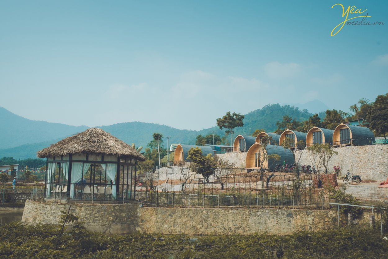 Nơi dừng chân tuyệt vời để bạn bỏ lại những lo toan thường nhật, trốn xa khói bụi ồn ào và dành tặng cho mình một kỳ nghỉ trọn vẹn, ý nghĩa bên những người thân yêu và đặc biệt hơn nơi đây sẽ là địa điểm thích hợp cho những cặp đôi có cơ hội tham quan và thực hiện bộ ảnh cưới tuyệt vời