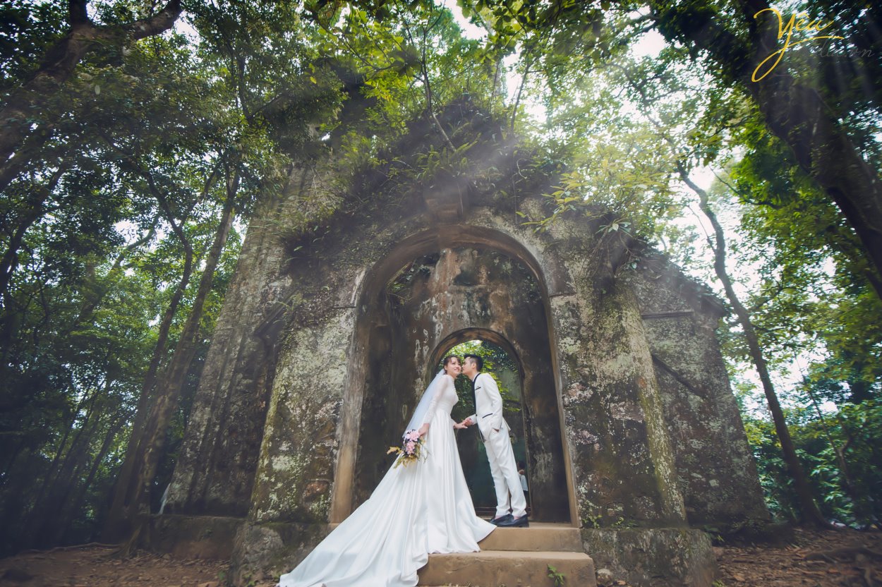 Cảm giác được dạo quanh nhà thờ khám phá từng ngóc ngách khiến người tham quan vô cùng thích thú. Những bức tường đá, những dấu thập giá len lỏi qua những tán cây xanh. Sương núi giăng đầy những buổi sớm mai khiến nhà thờ đổ có thêm nhiều nhóm nhiếp ảnh lưu lại đây đến vài ngày để bắt được khoảnh khắc cả ngày lẫn đêm của ngôi nhà thờ này. Những người nổi tiếng cũng hay ghé thăm đây và quay phim, dựng clip, làm MV ca nhạc…