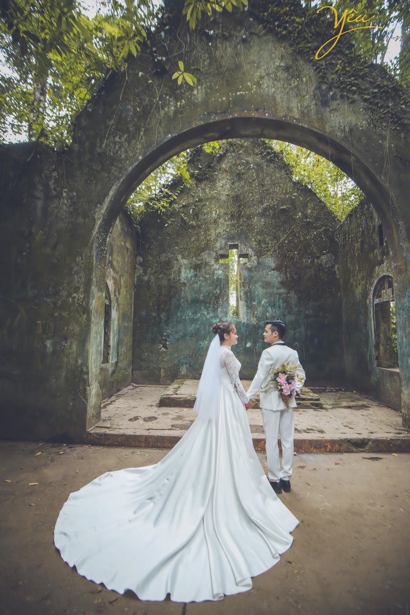 Cảm giác được dạo quanh nhà thờ khám phá từng ngóc ngách khiến người tham quan vô cùng thích thú. Những bức tường đá, những dấu thập giá len lỏi qua những tán cây xanh. Sương núi giăng đầy những buổi sớm mai khiến nhà thờ đổ có thêm nhiều nhóm nhiếp ảnh lưu lại đây đến vài ngày để bắt được khoảnh khắc cả ngày lẫn đêm của ngôi nhà thờ này. Những người nổi tiếng cũng hay ghé thăm đây và quay phim, dựng clip, làm MV ca nhạc…
