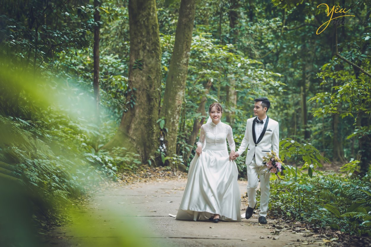 Rừng thông Cùng trong khuôn viên vườn quốc gia Ba vì, chắc chắn bạn sẽ quan tâm nơi này - là Rừng thông ngút ngàn. Bước vào cảm xúc thế giới xung quanh tràn ngập màu xanh kỳ diệu là nơi chụp ảnh lãng mạn bậc nhất cùng ekip Yêu Media. Khu rừng rất mát mẻ và thoải mái không gian để bạn thực hiện những bộ ảnh theo phong cách Hàn quốc đang được ưa chuộng ngày nay