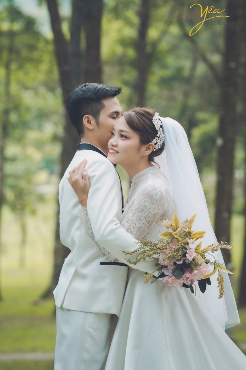 Rừng thông Cùng trong khuôn viên vườn quốc gia Ba vì, chắc chắn bạn sẽ quan tâm nơi này - là Rừng thông ngút ngàn. Bước vào cảm xúc thế giới xung quanh tràn ngập màu xanh kỳ diệu là nơi chụp ảnh lãng mạn bậc nhất cùng ekip Yêu Media. Khu rừng rất mát mẻ và thoải mái không gian để bạn thực hiện những bộ ảnh theo phong cách Hàn quốc đang được ưa chuộng ngày nay