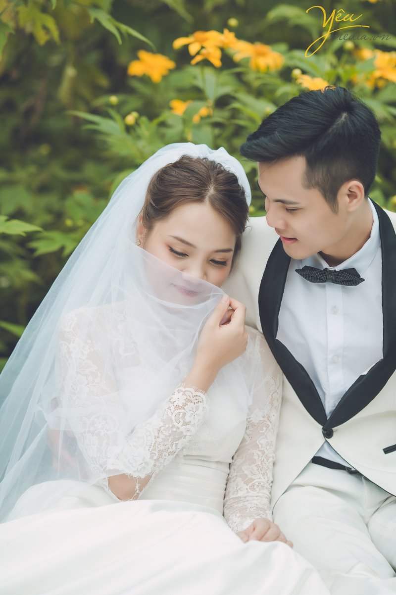 Loài hoa hoang dại nhưng quyến rủ giữa núi rừng, loài hoa mang sắc vàng của nắng, của tình yêu đôi lứa, chỉ mọc ven đường thôi nhưng cũng đủ làm say đắm những du khách dong duổi trên khung đường này. Loài hoa này thường nở vào khoảng 4 tuần cuối tháng 10 hoặc đầu tháng 12 dương lịch hàng năm vào đúng mùa cưới thì tại sao các cặp đôi lại bỏ qua địa điểm chụp ảnh thú vị này phải không?