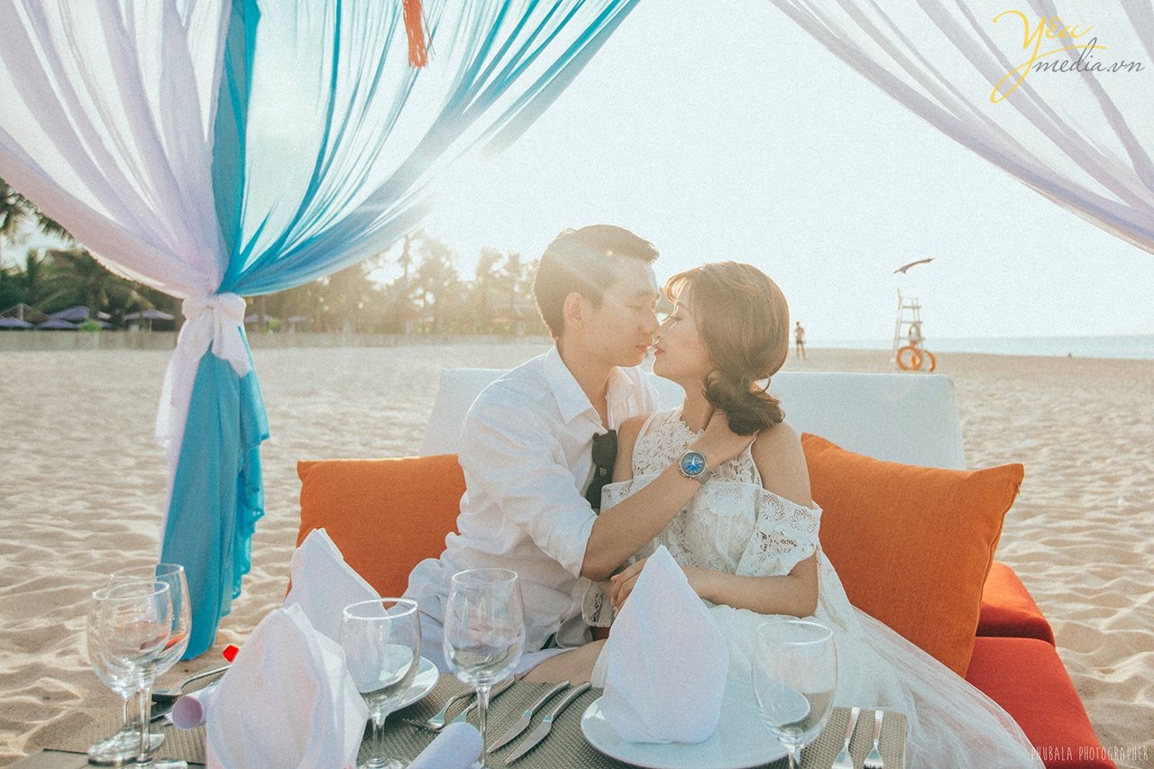 hôn nhau trên biển vắng