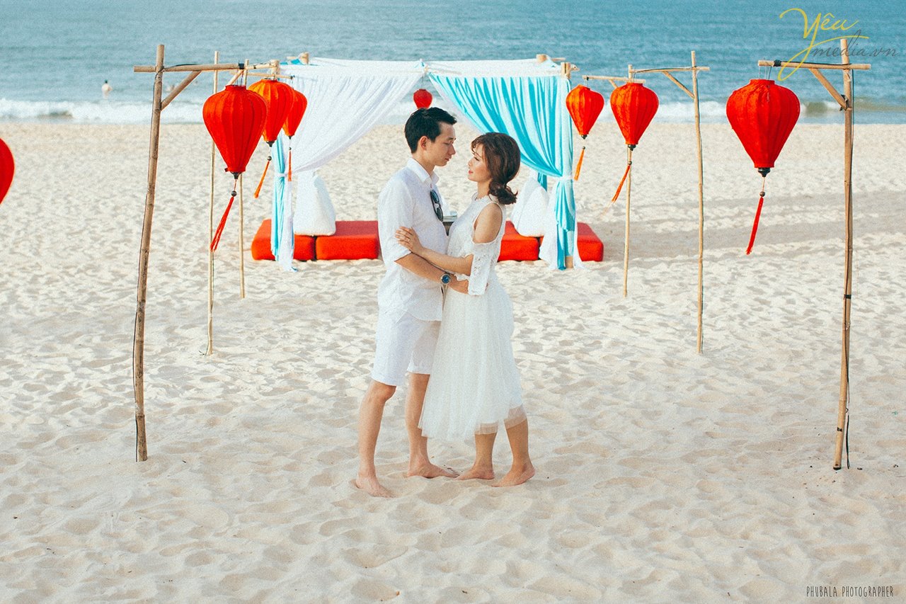 chụp ảnh trên bãi biển có set up bàn ăn