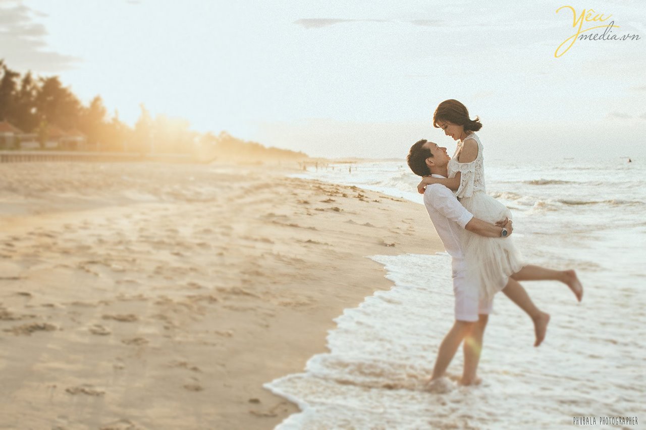 chú rể bế cô dâu trên biển